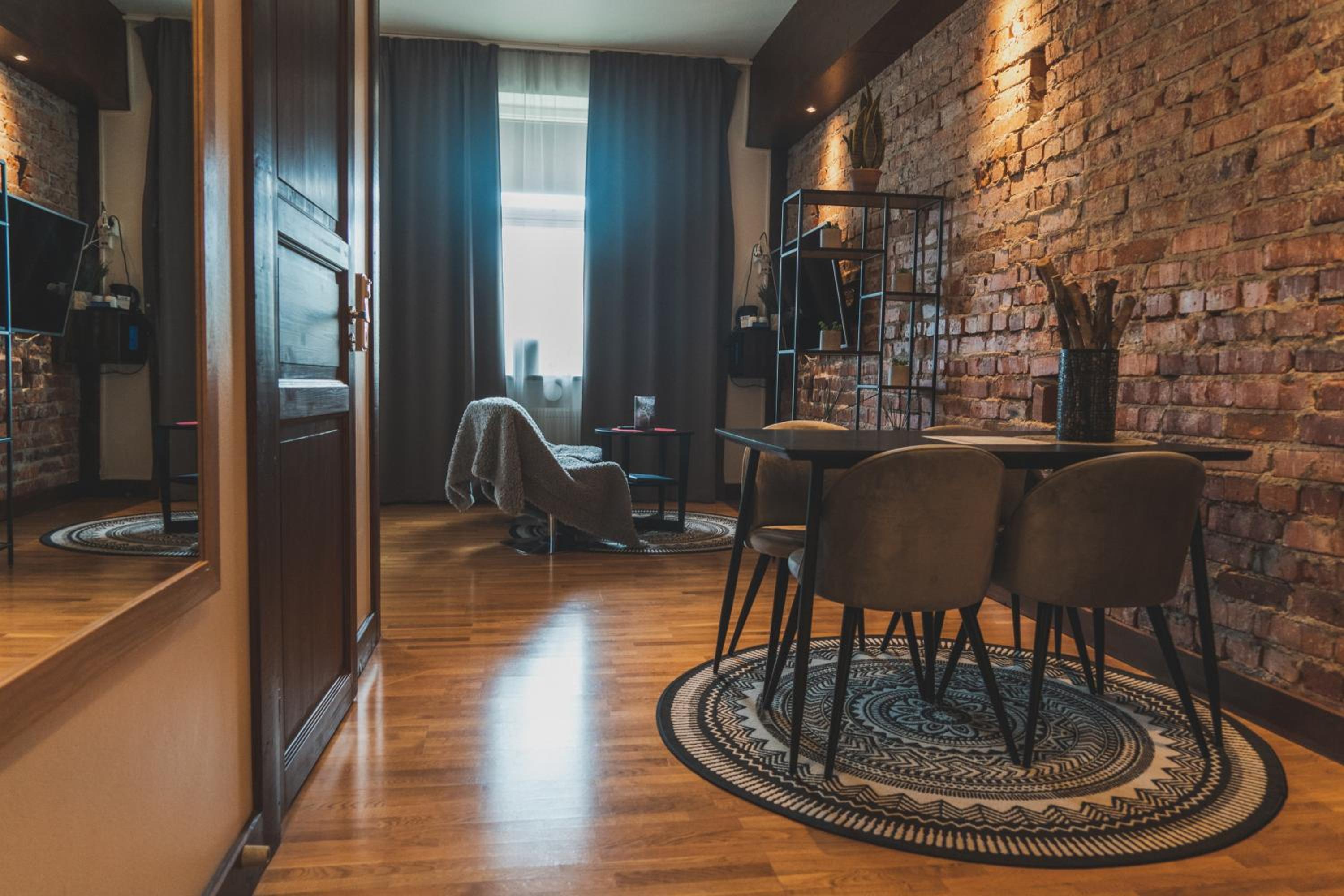 One-Bedroom Executive King Suite with Sofa Bed - Non-Smoking thumbnail 5