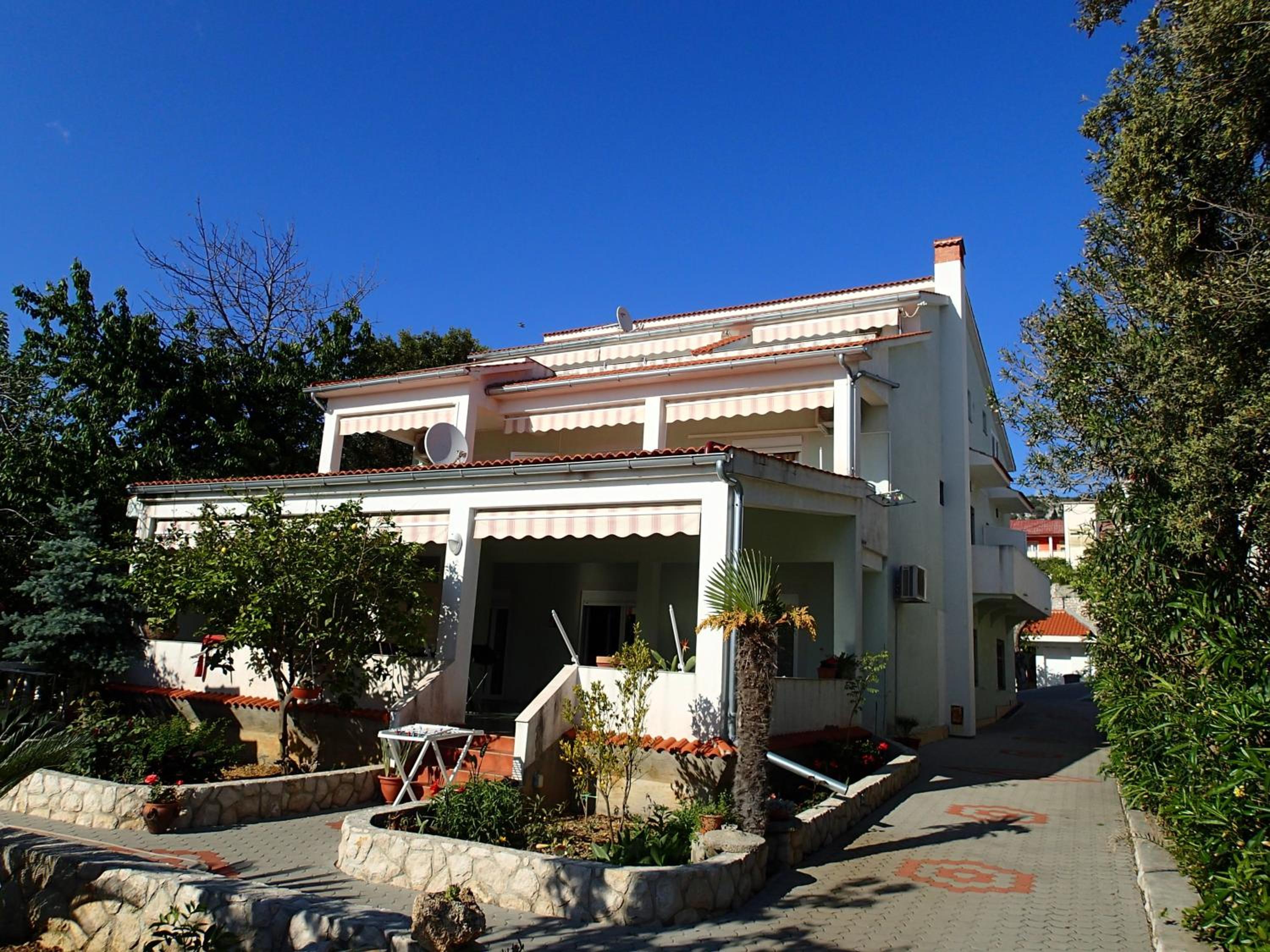 Apartment with Balcony - Photo 2