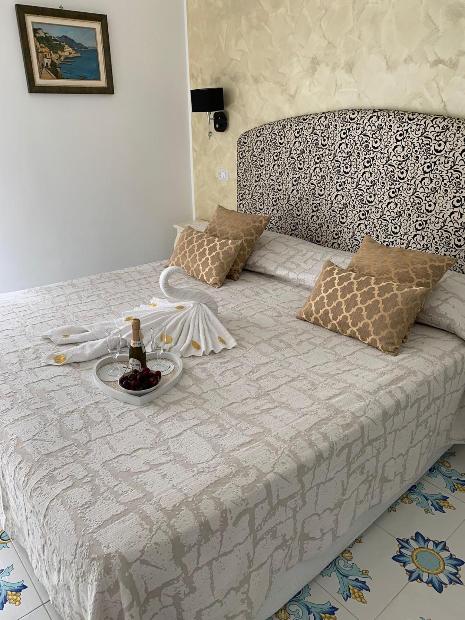 Double or Twin Room with Lateral Sea View photo 2