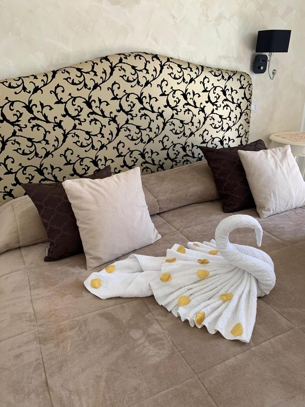 Deluxe Double Room with Balcony and Sea View photo 2
