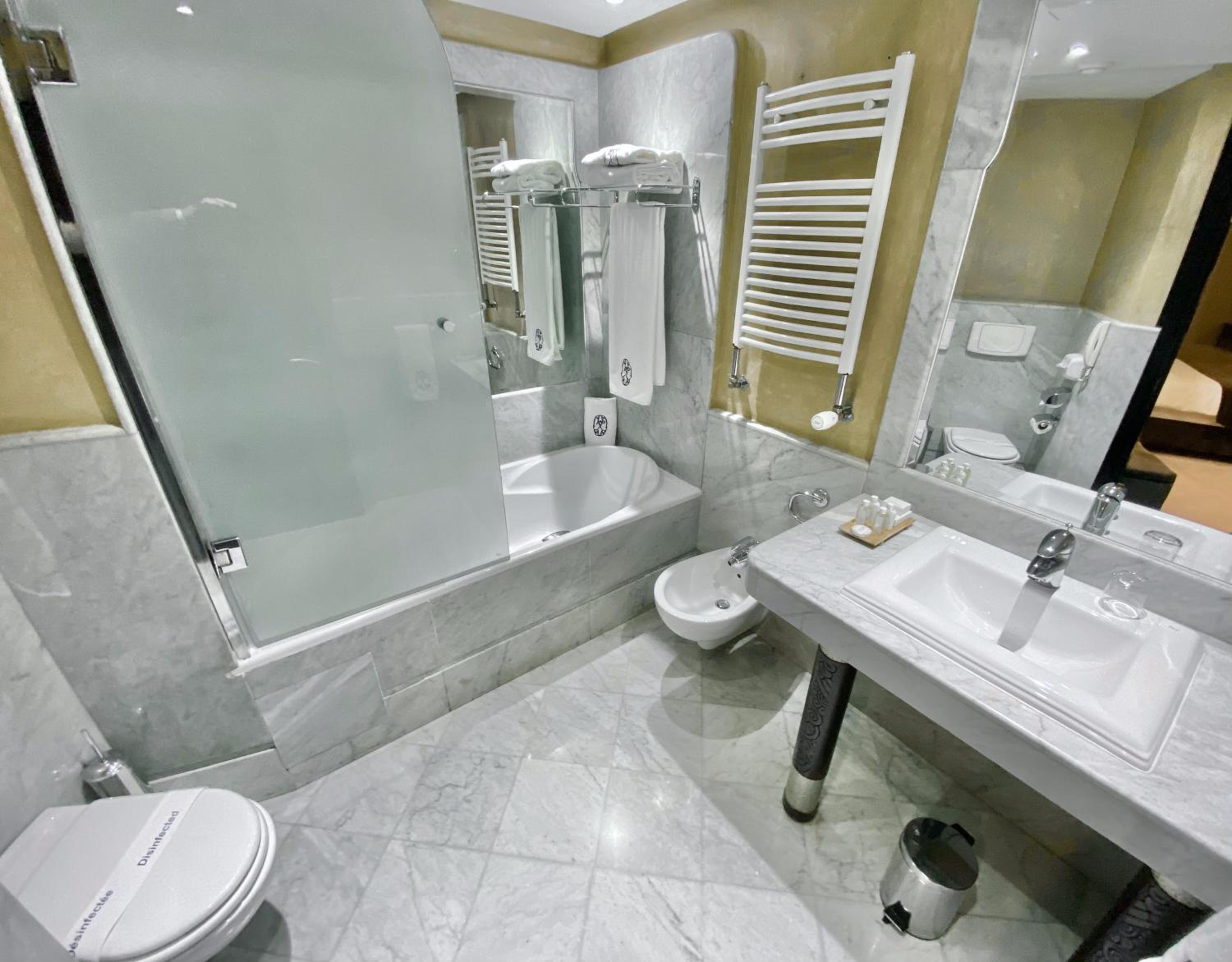 Deluxe Suite with Andalousian Patio - Photo 2