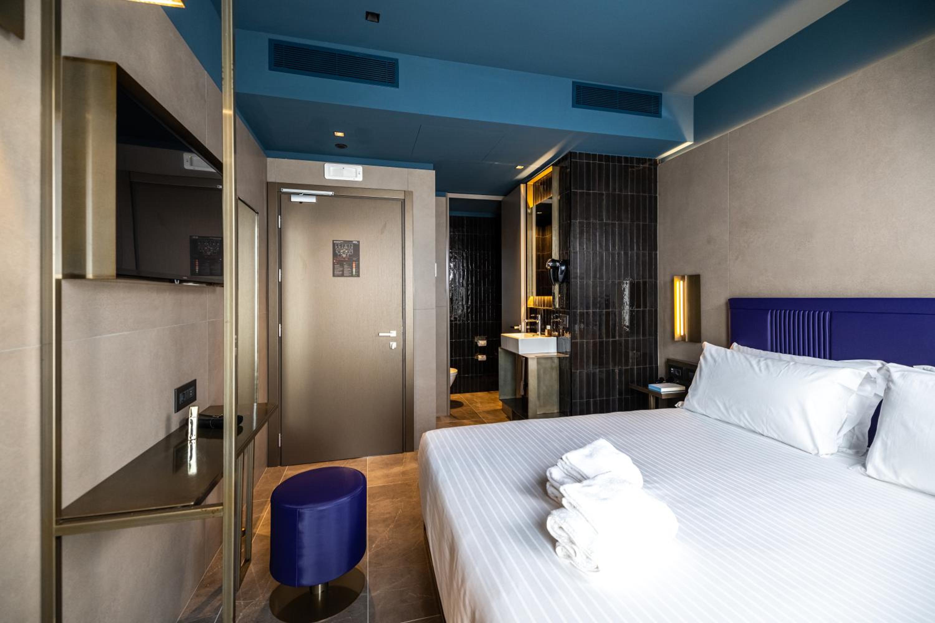 Double Room with Balcony and View thumbnail 5