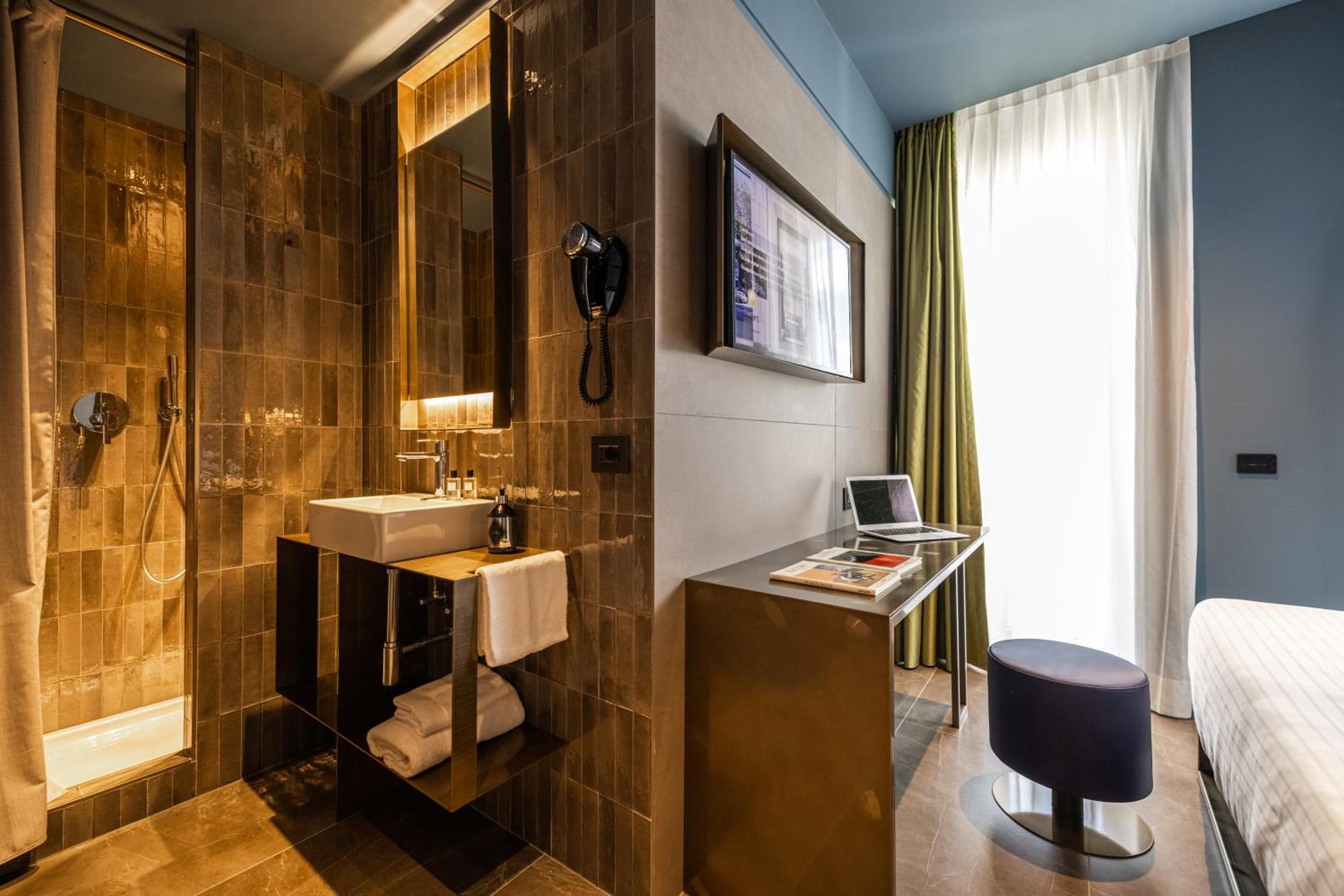 Double Room with Balcony and View thumbnail 6