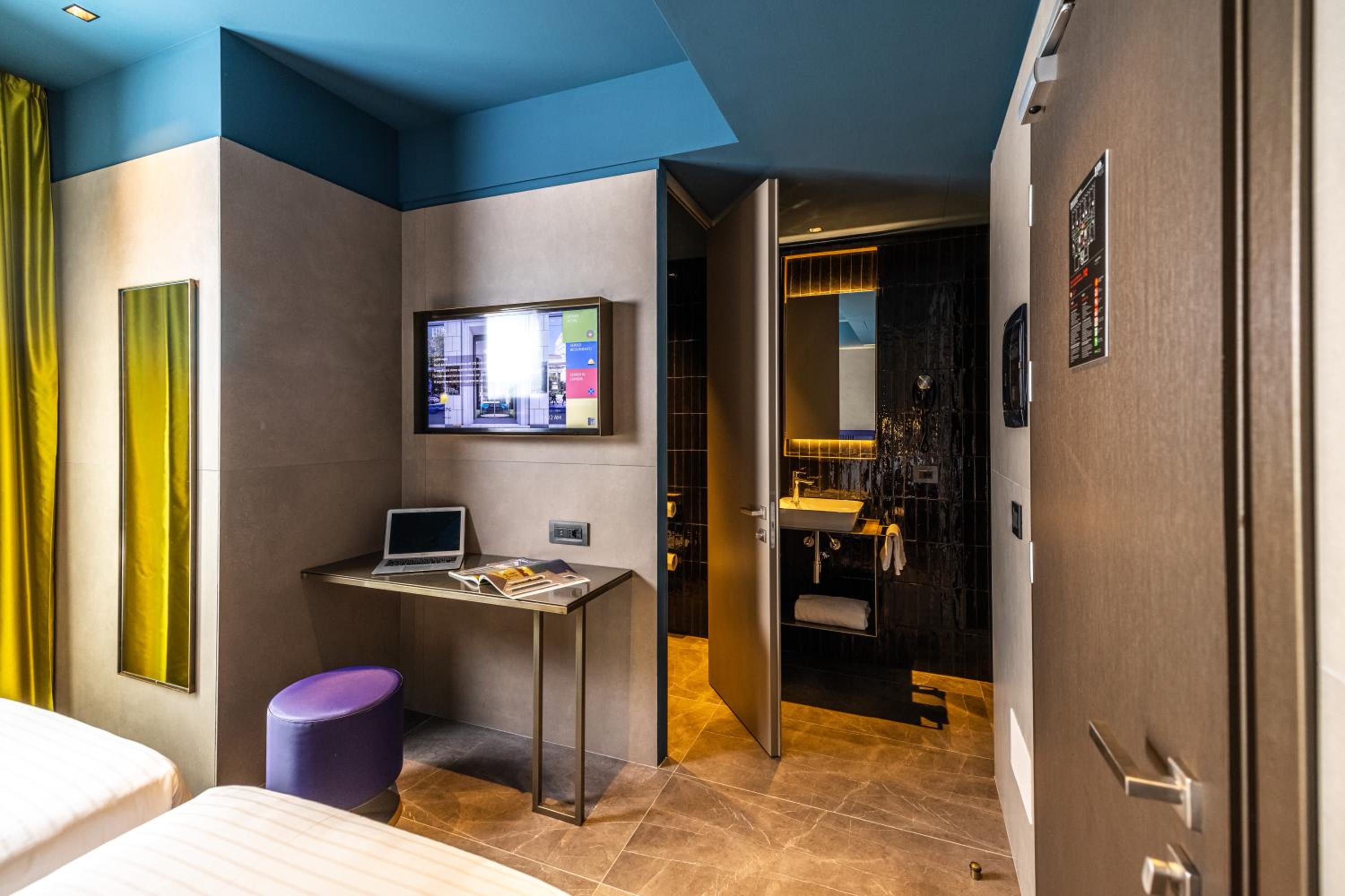 Twin Room thumbnail 6