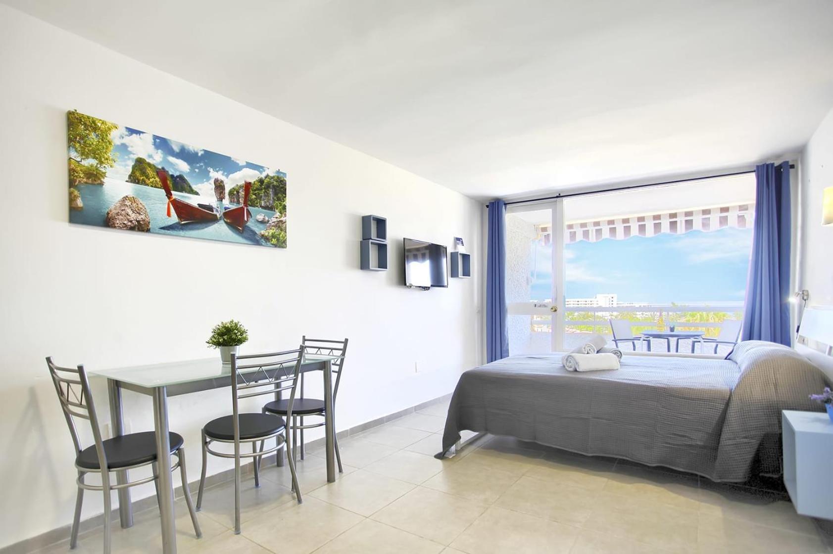 Estudio con vista al mar