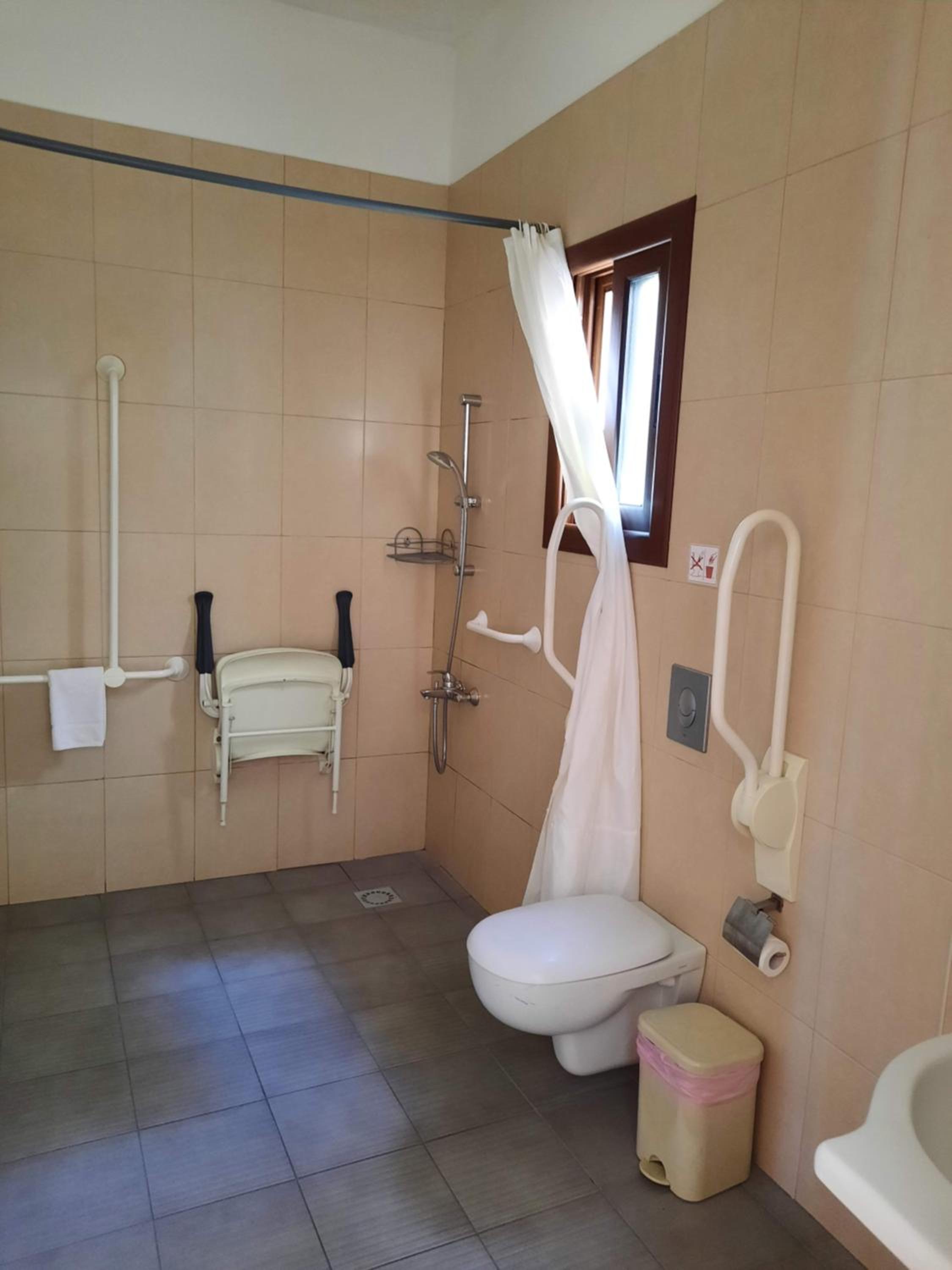 One-Bedroom Apartment - Photo 3