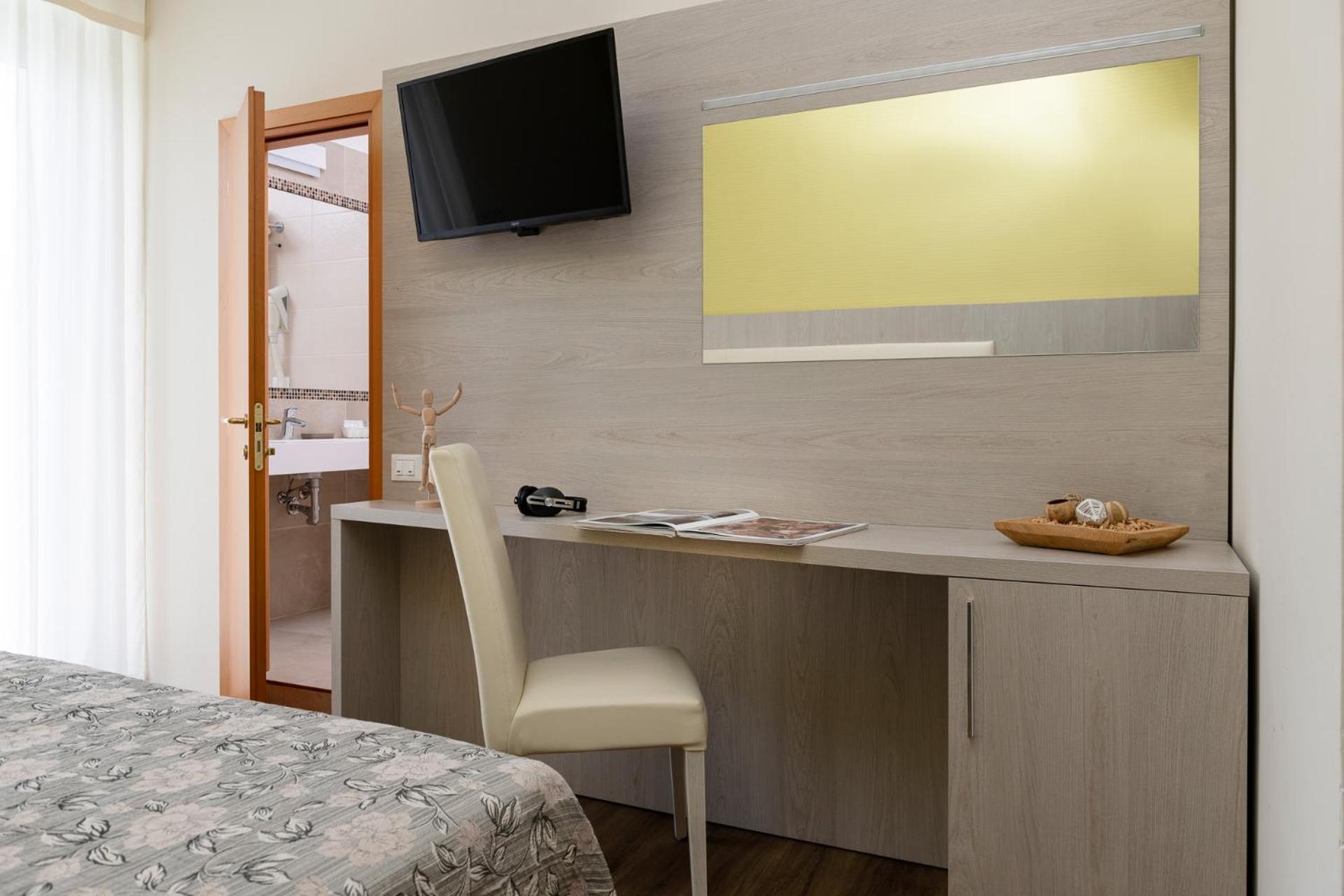 Superior Family Room - Photo 3