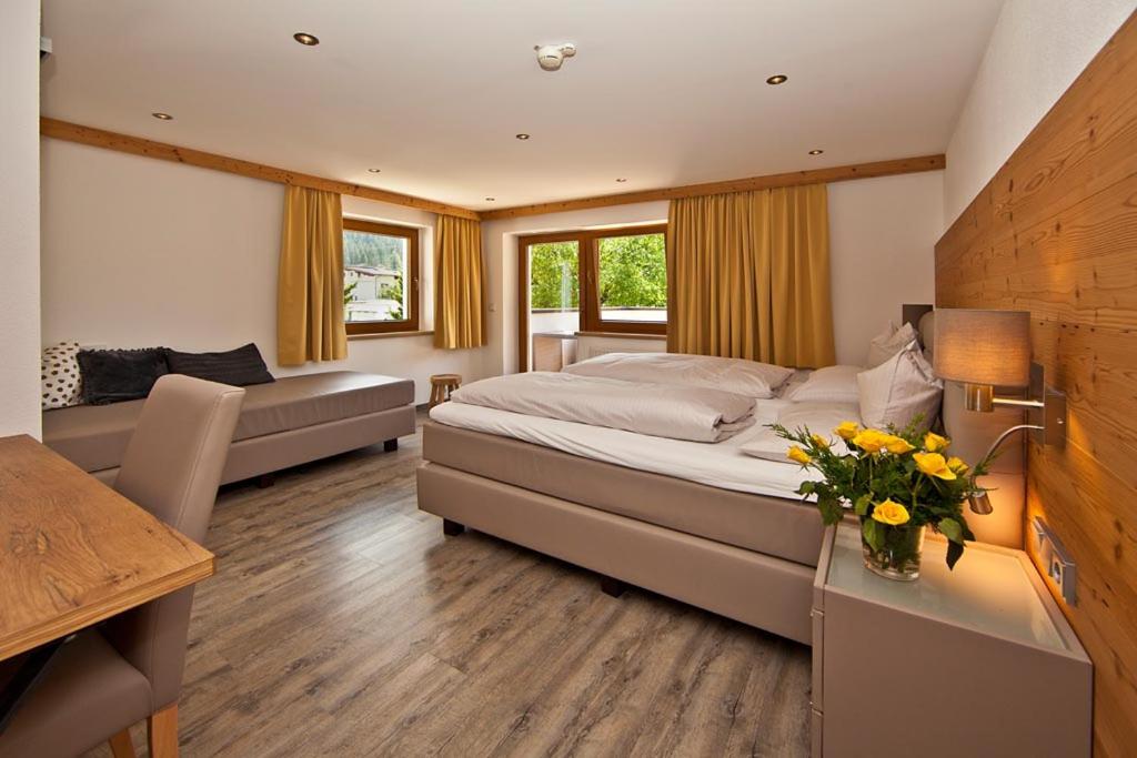 Superior Double Room with Balcony - Photo 3