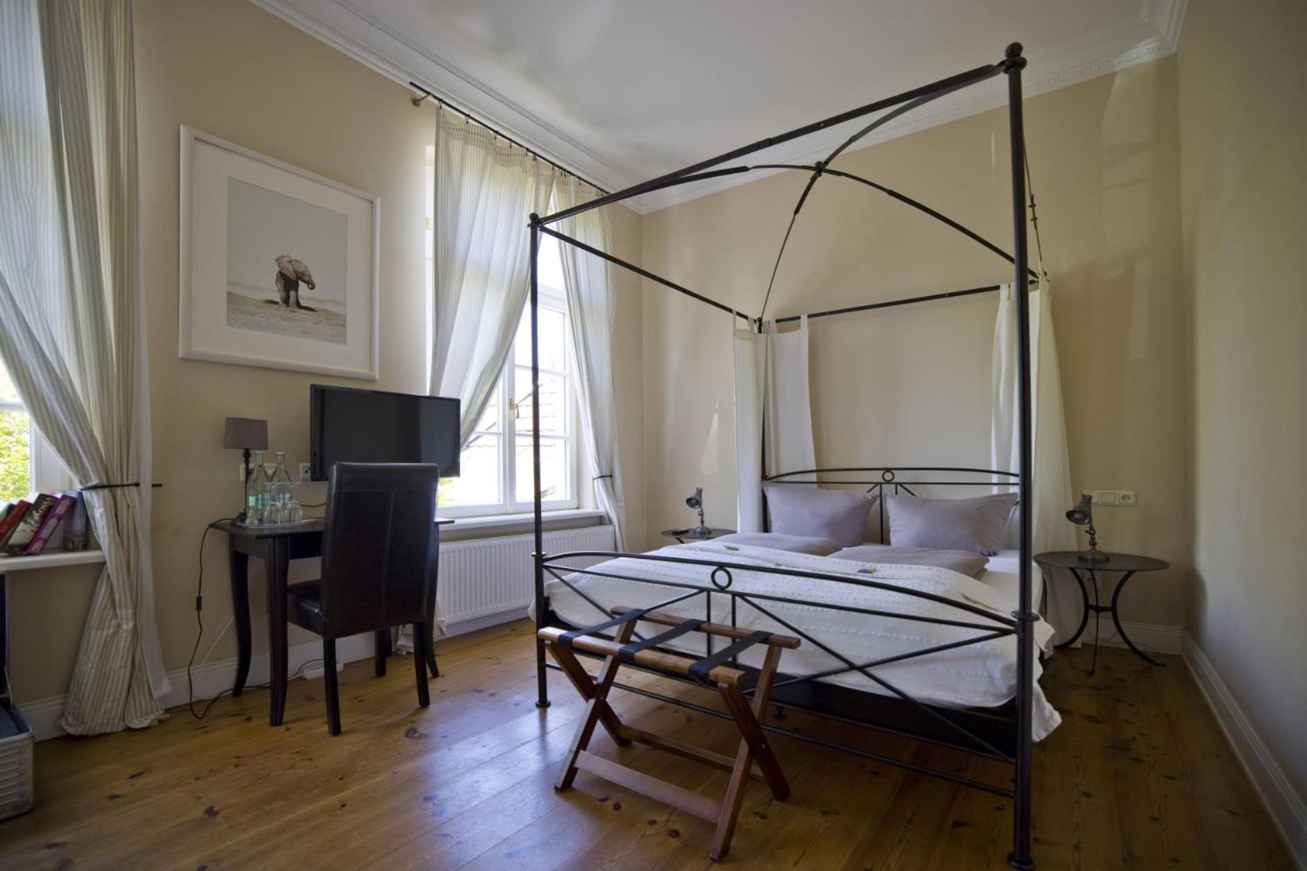 Standard Double Room - Photo 9