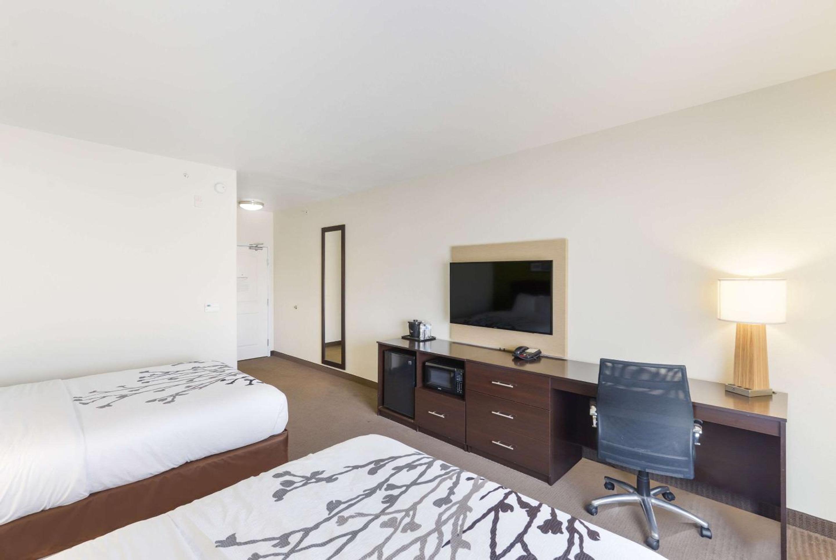 Queen Room with Two Queen Beds - Non-Smoking - Photo 6
