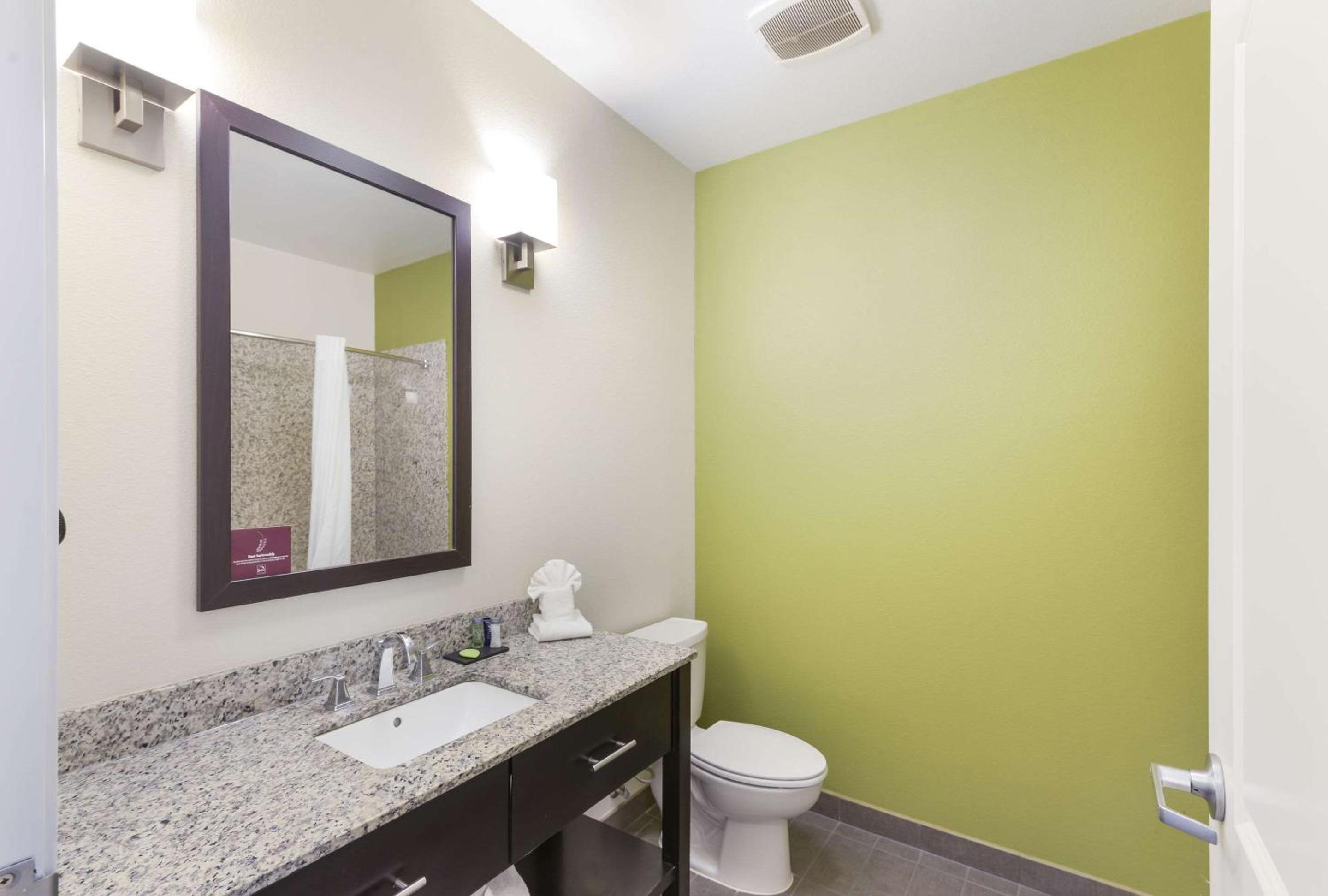 King Room - Non-Smoking - Photo 3