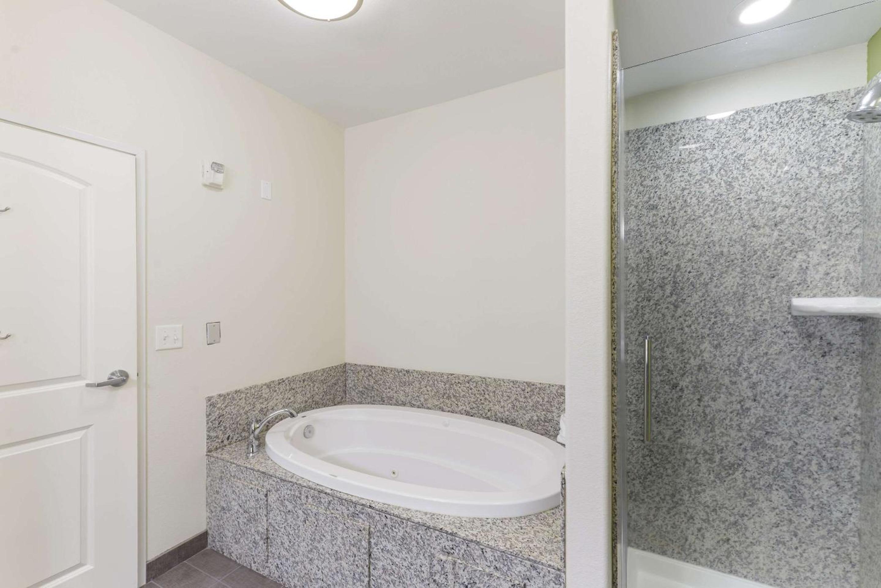 King Room with Whirlpool - Non-Smoking - Photo 2
