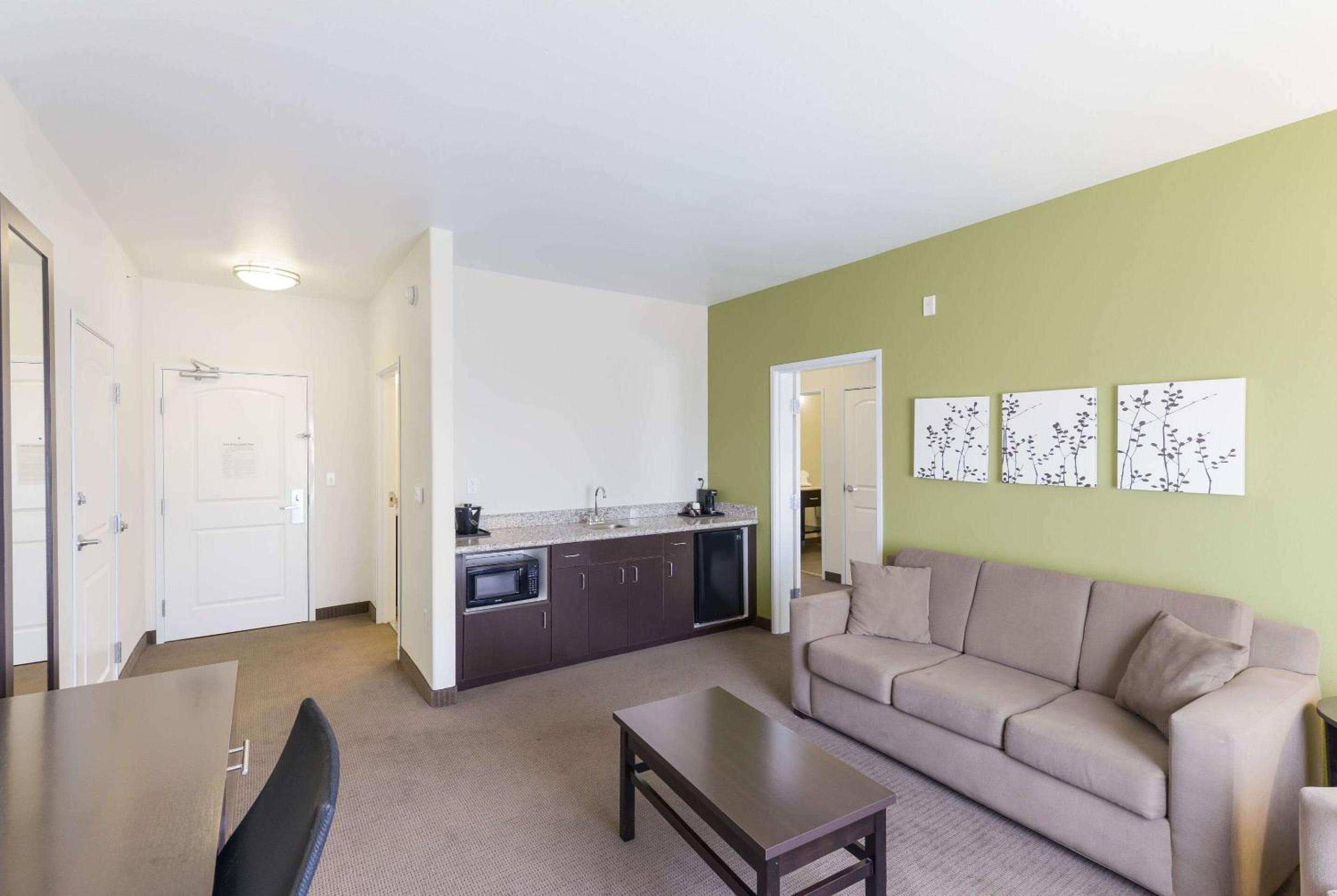 Executive Queen Suite with Two Queen Beds - Non-Smoking - Photo 4