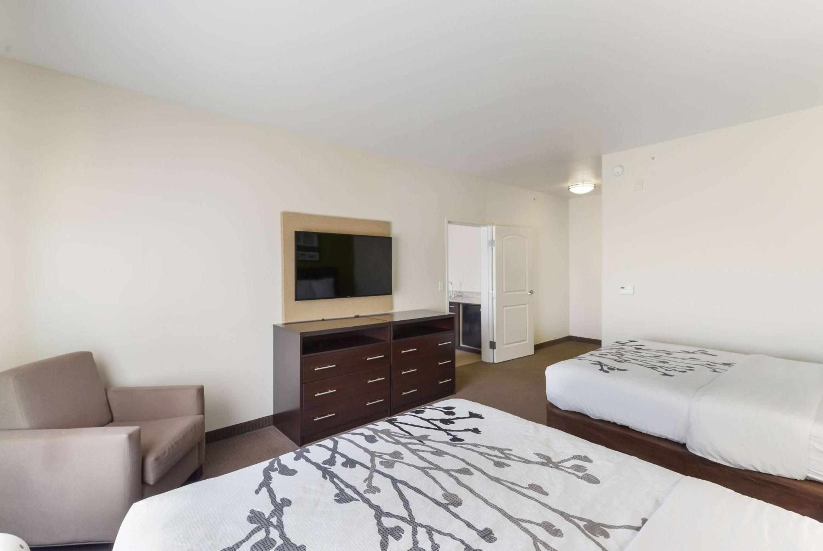 Executive Queen Suite with Two Queen Beds - Non-Smoking - Photo 3
