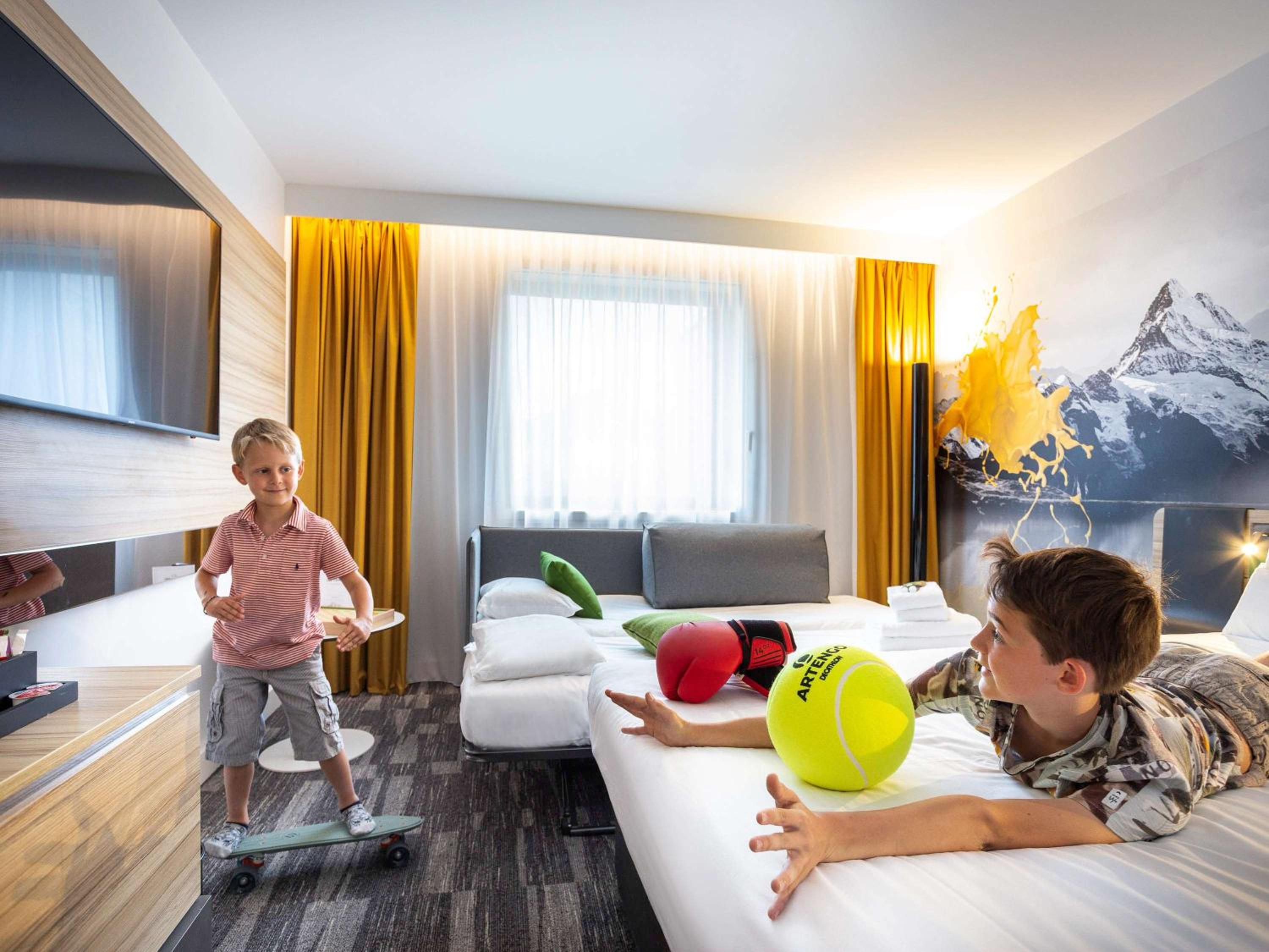Classic Room with One Double Bed and One Single Bed - Photo 7