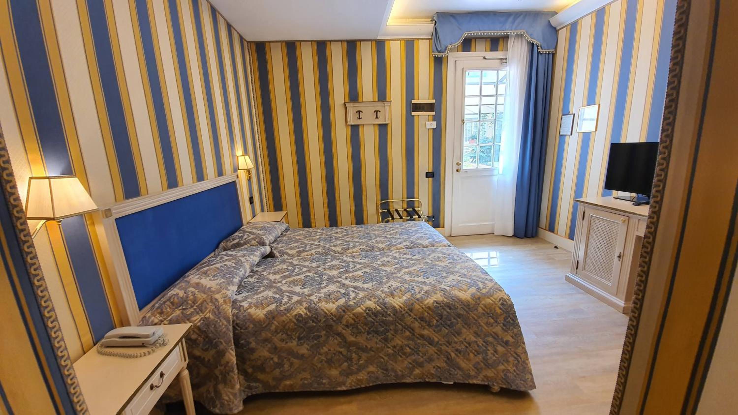 Double Room with Patio - Photo 6