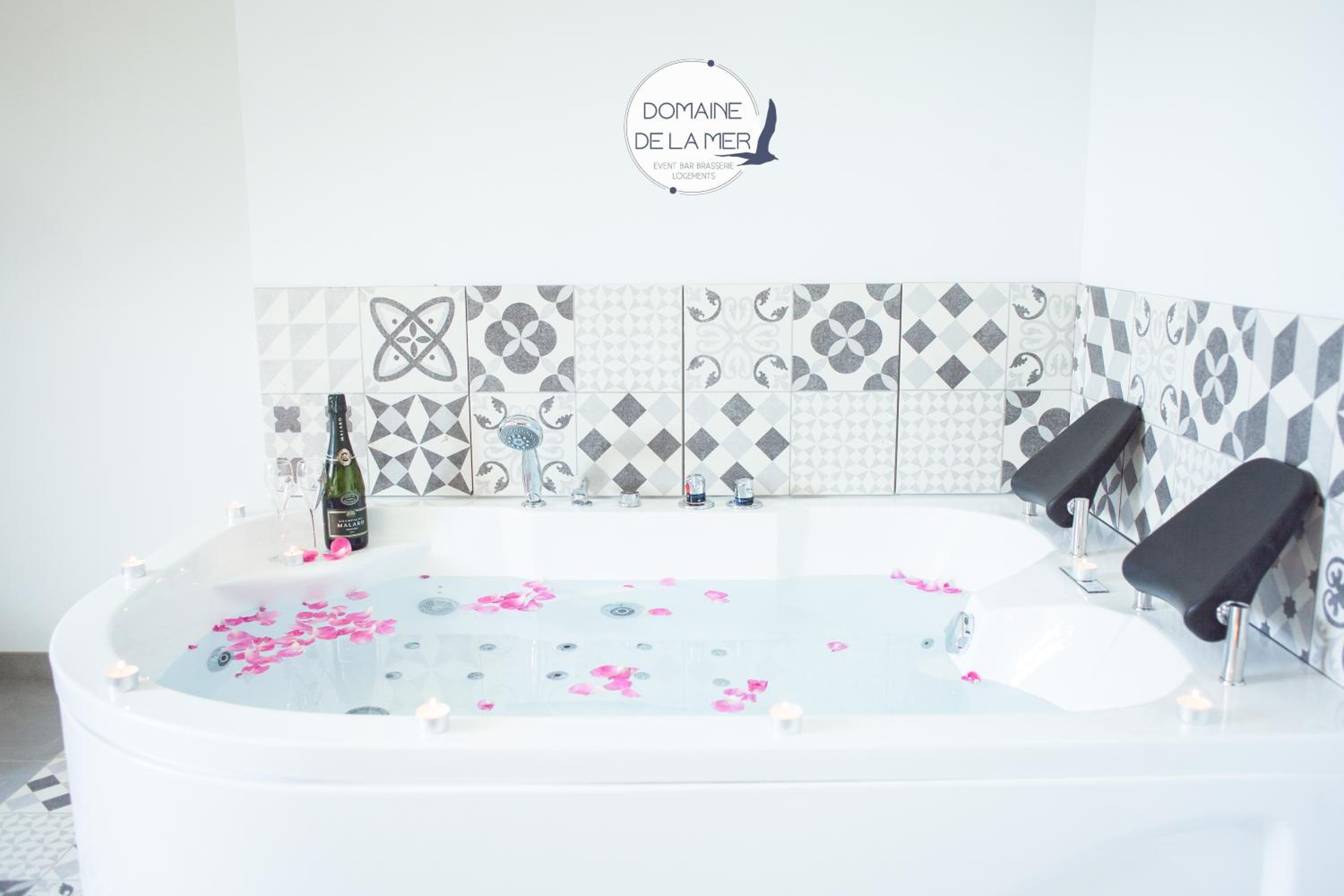 Deluxe Double Room with Balcony - Photo 7