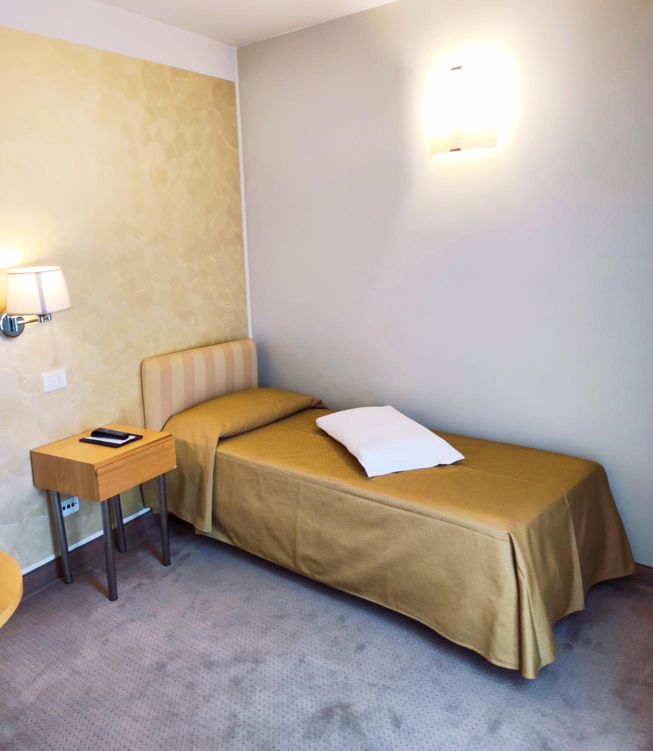 Small Single Room photo 2