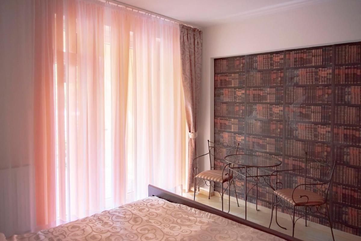 Apartment with Terrace - Photo 4