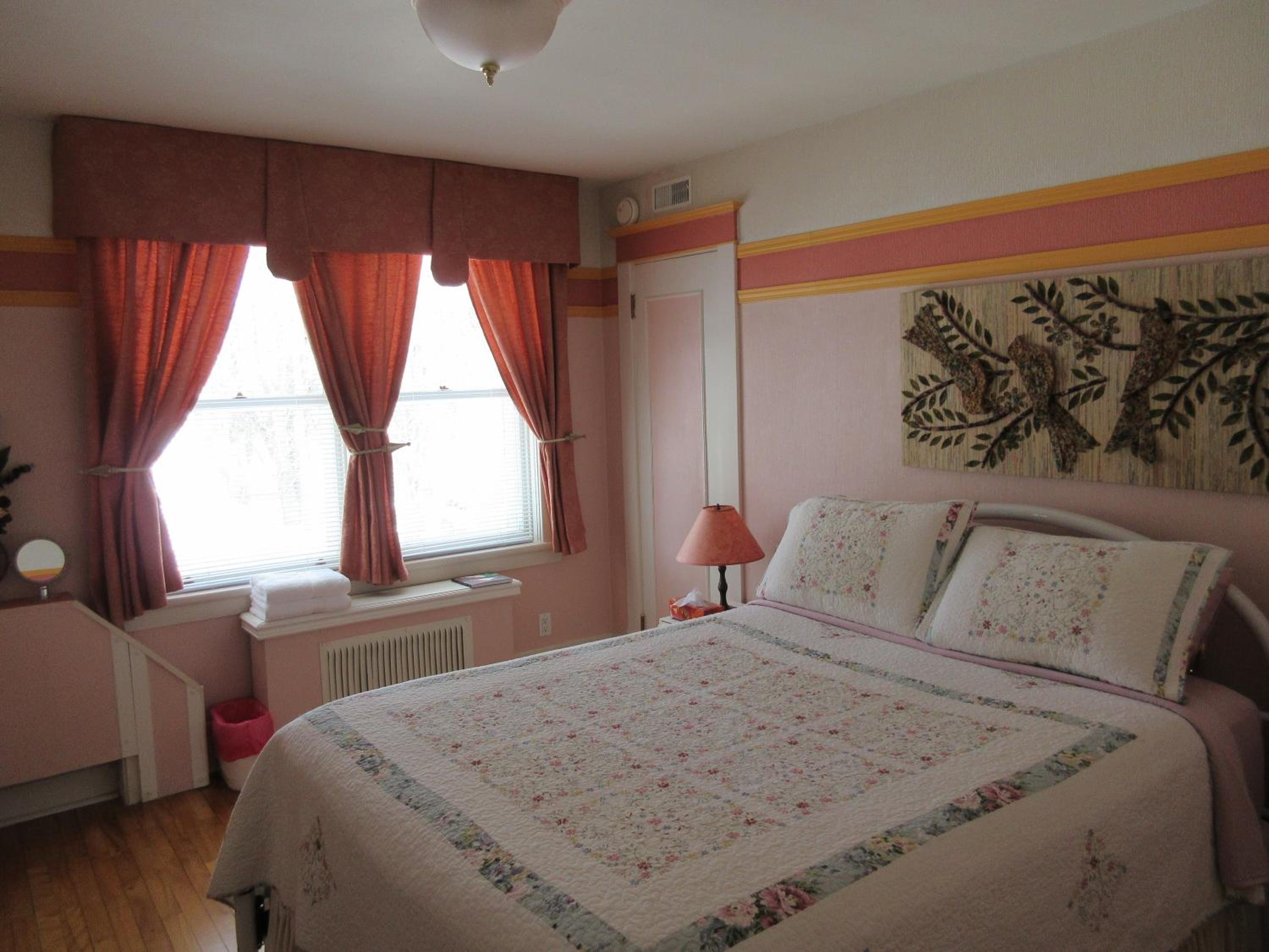 Queen Room with Shared Bathroom photo 1