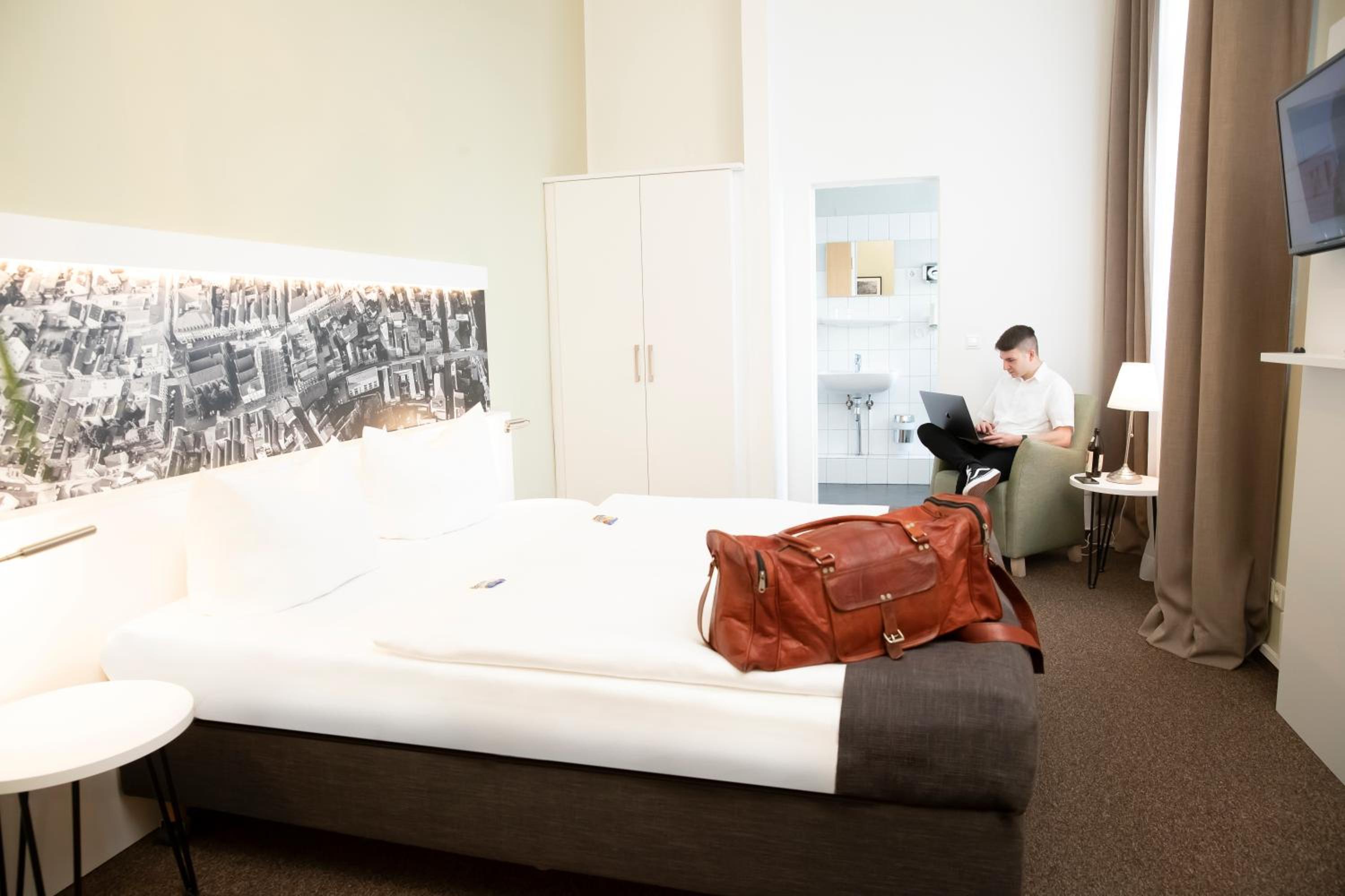Standard Double Room - Photo 6