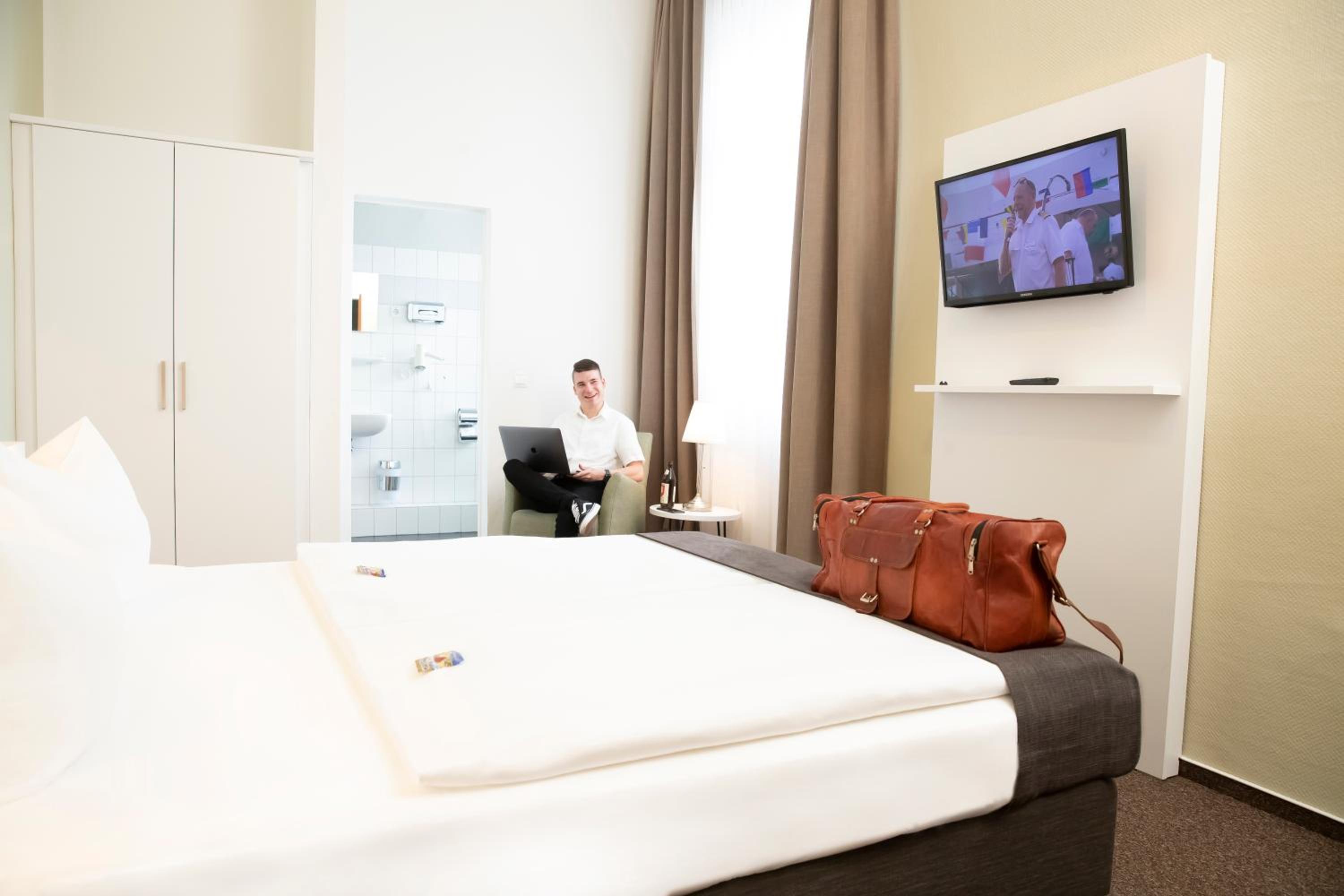 Standard Double Room - Photo 13