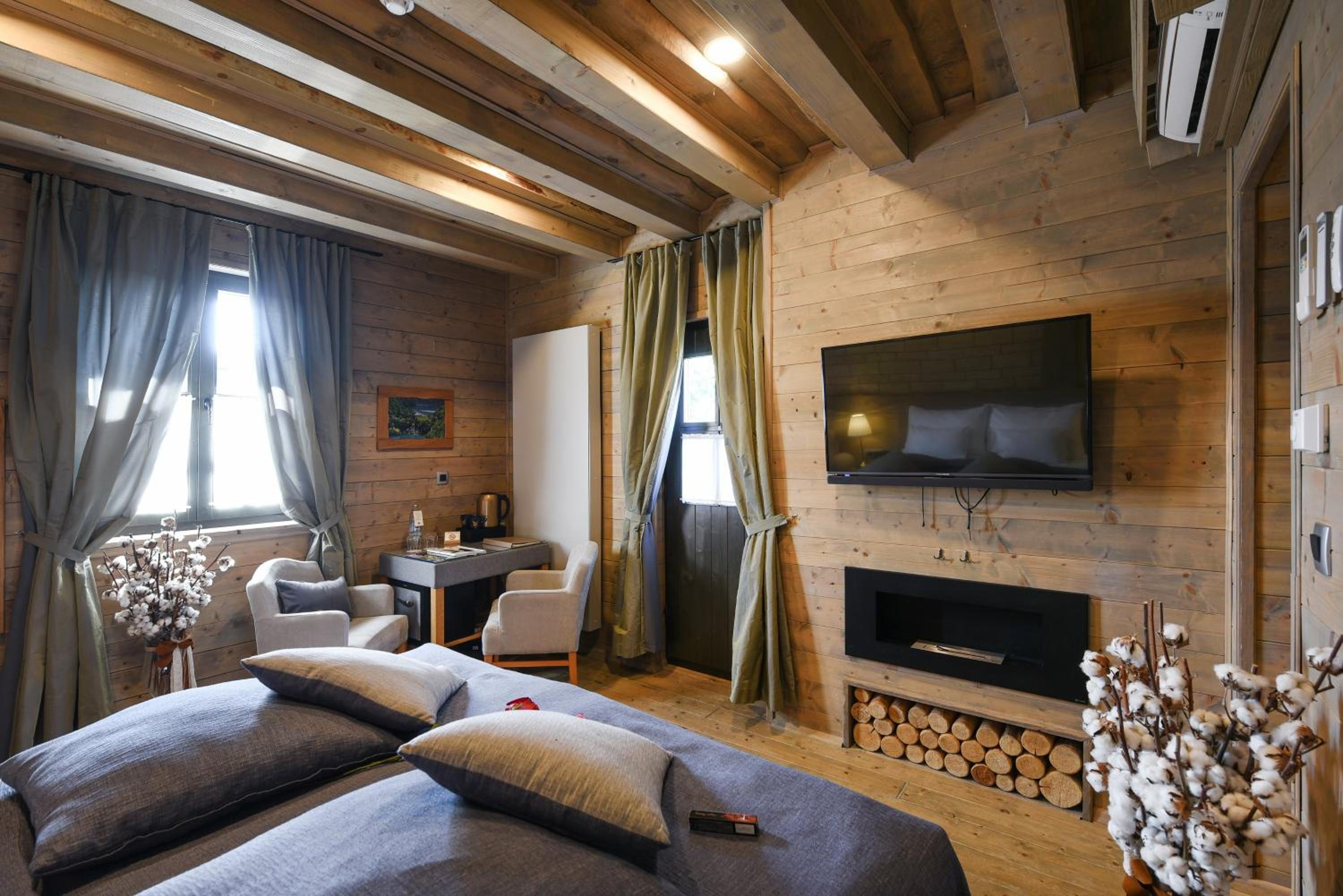 Deluxe Double Room with Balcony photo 2