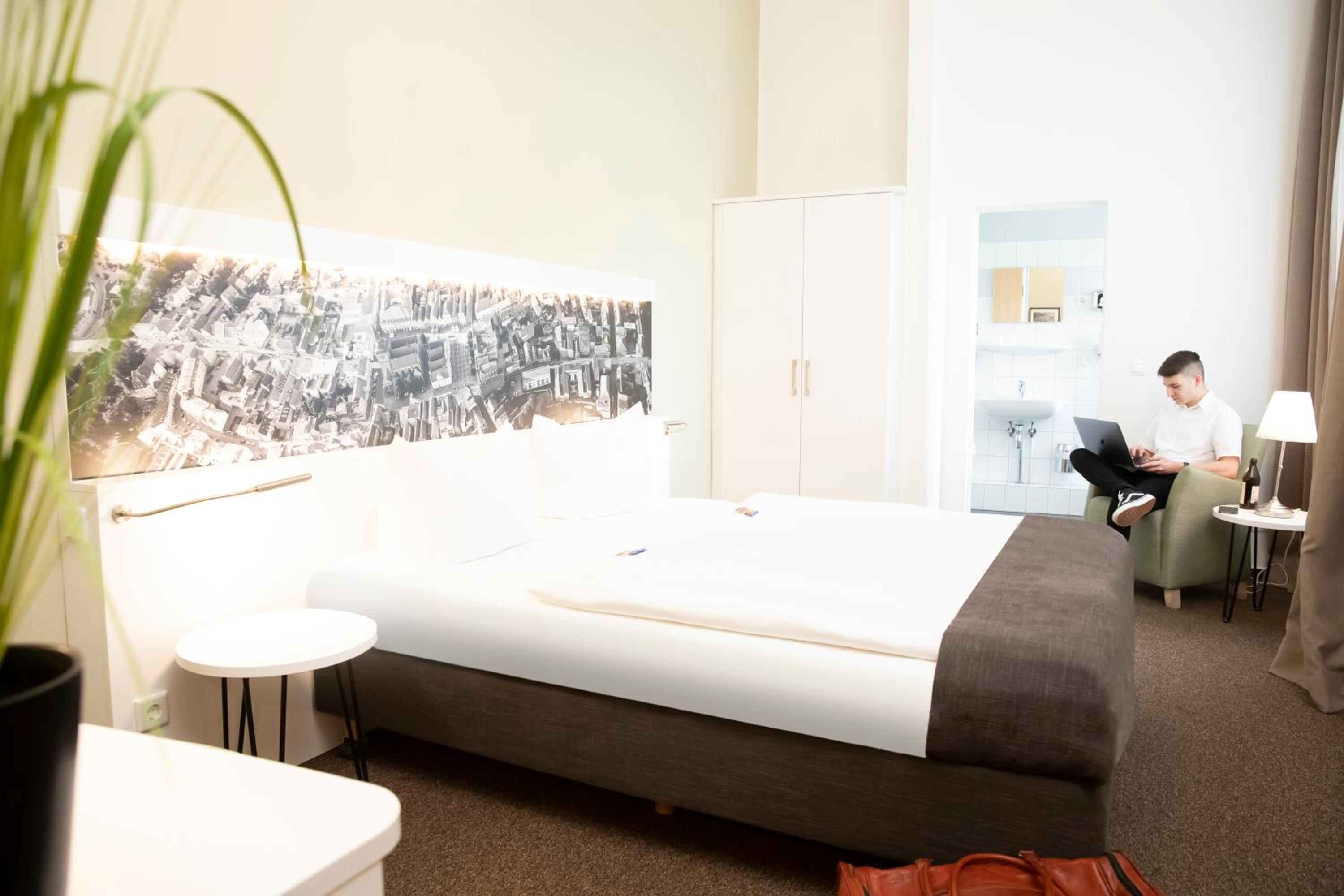 Standard Double Room - Photo 8