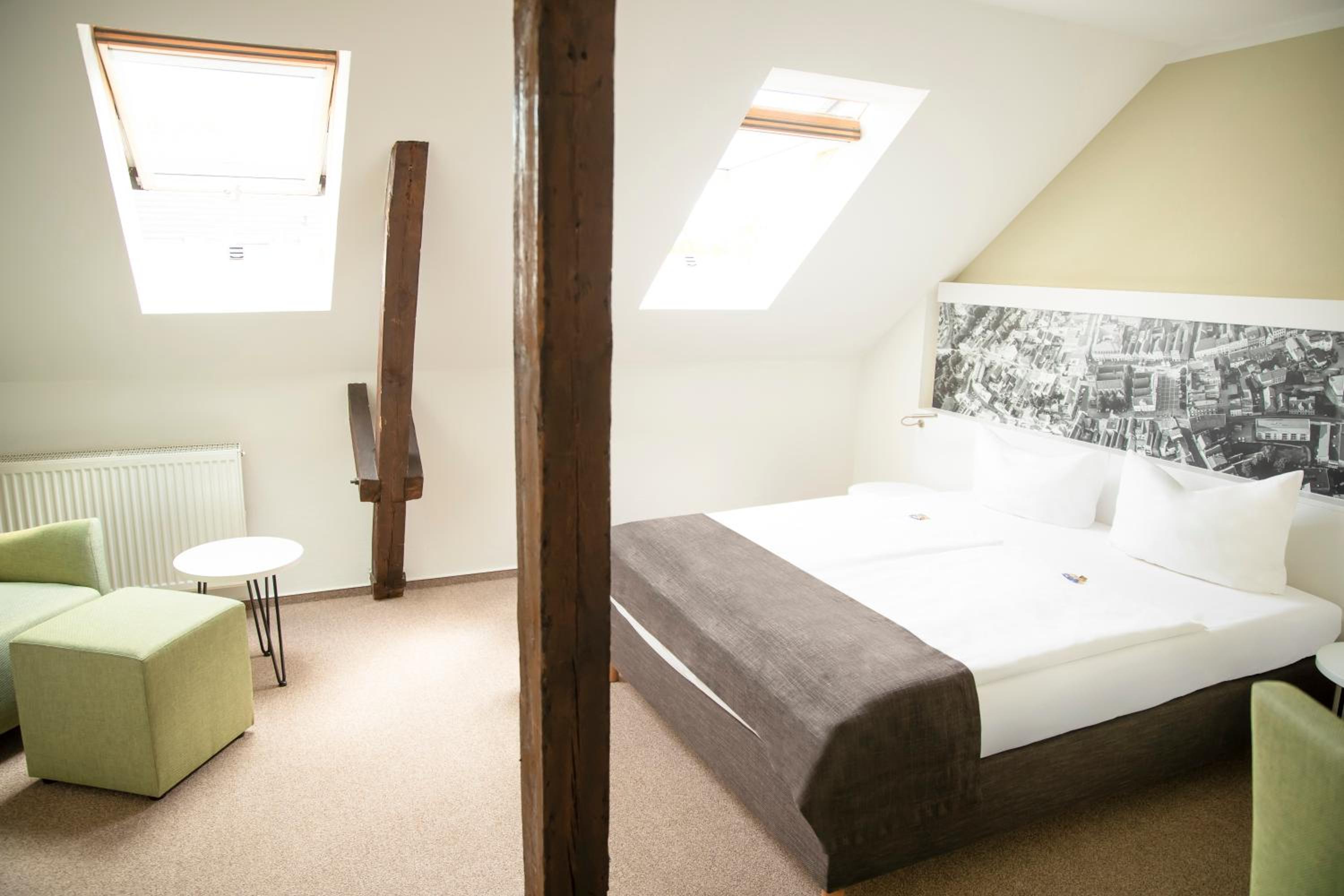 Large Double Room - Photo 11