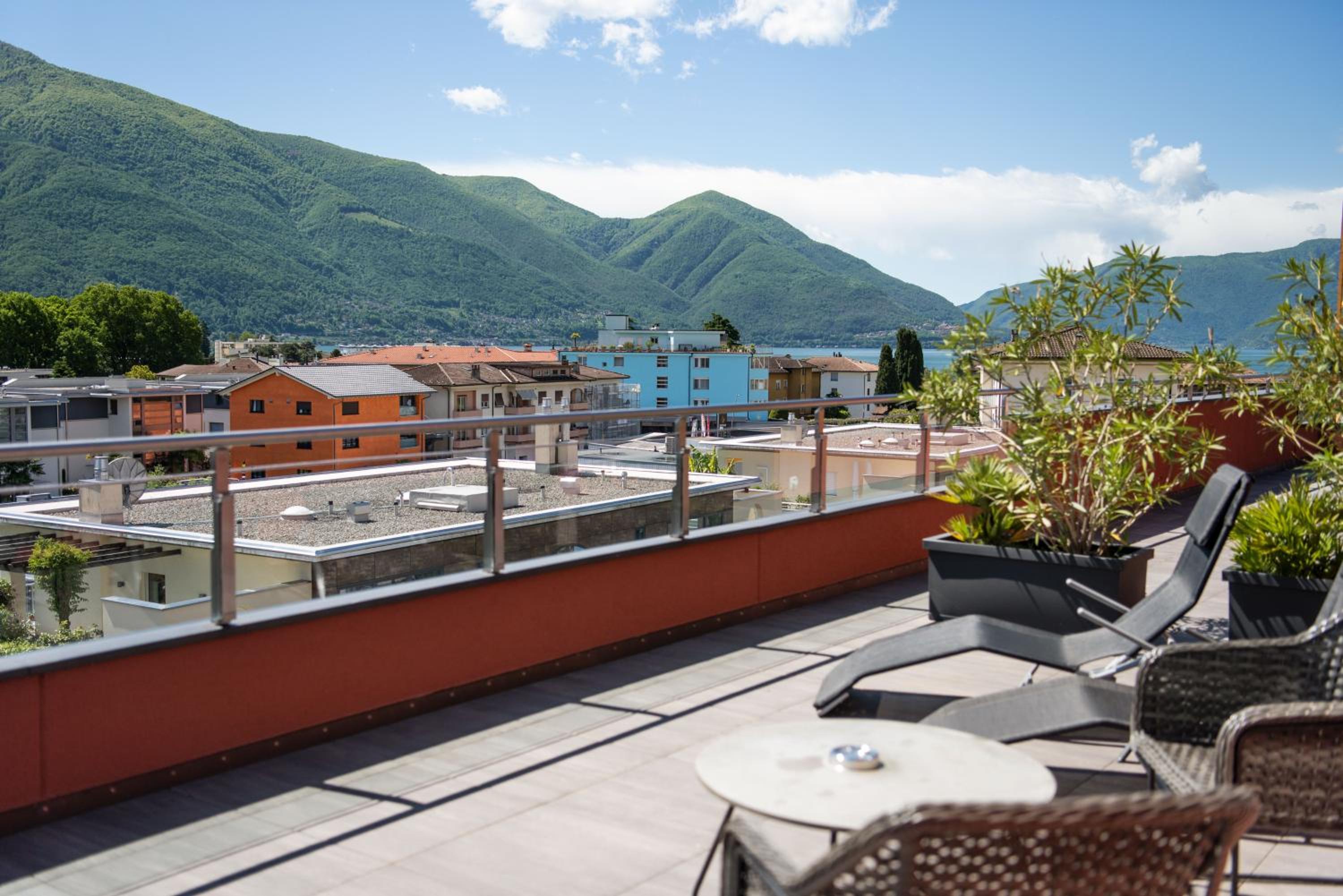 Deluxe Double Room with Balcony and Lake View - Photo 6