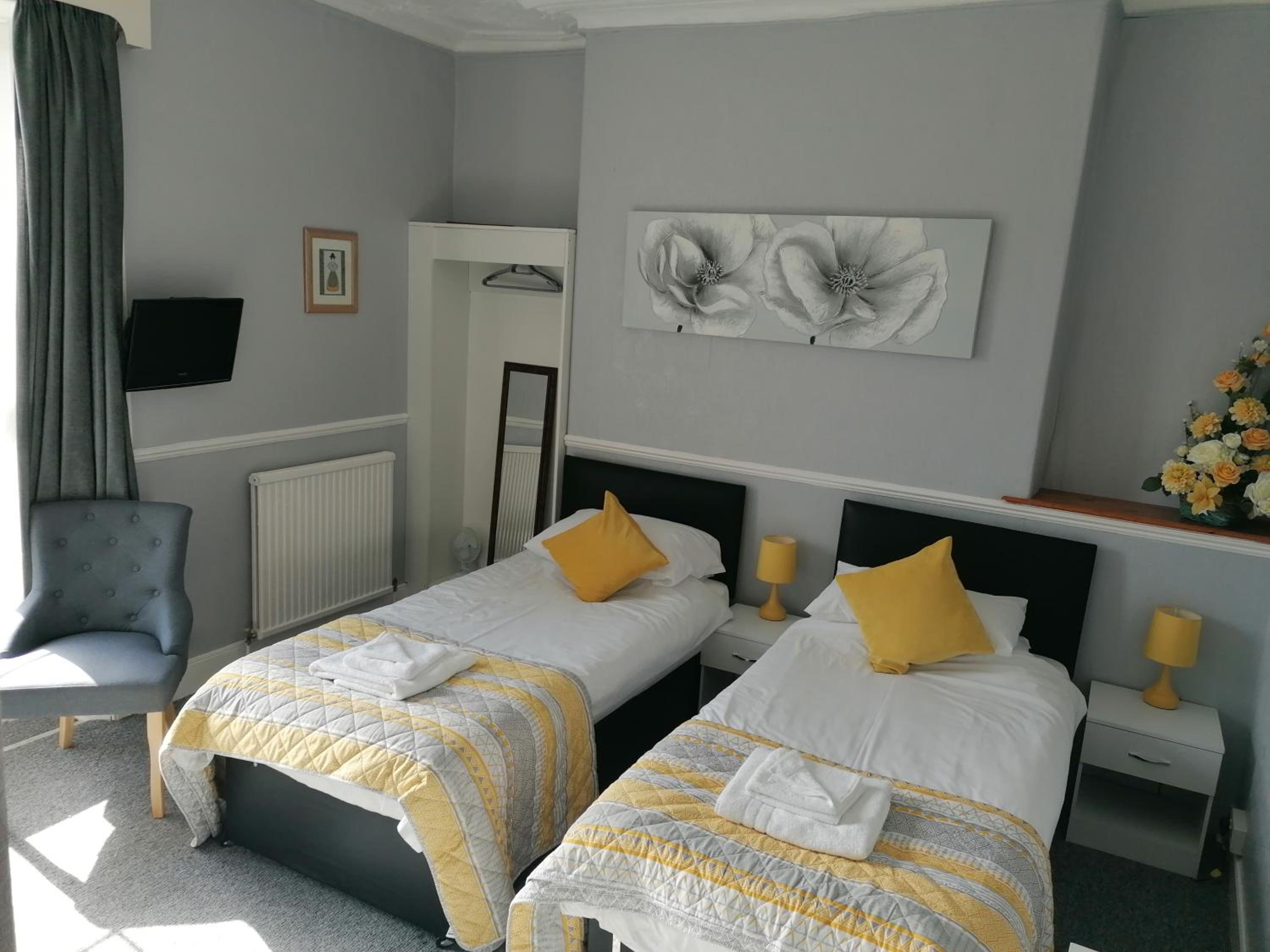 Twin Room with Private Bathroom - Photo 6
