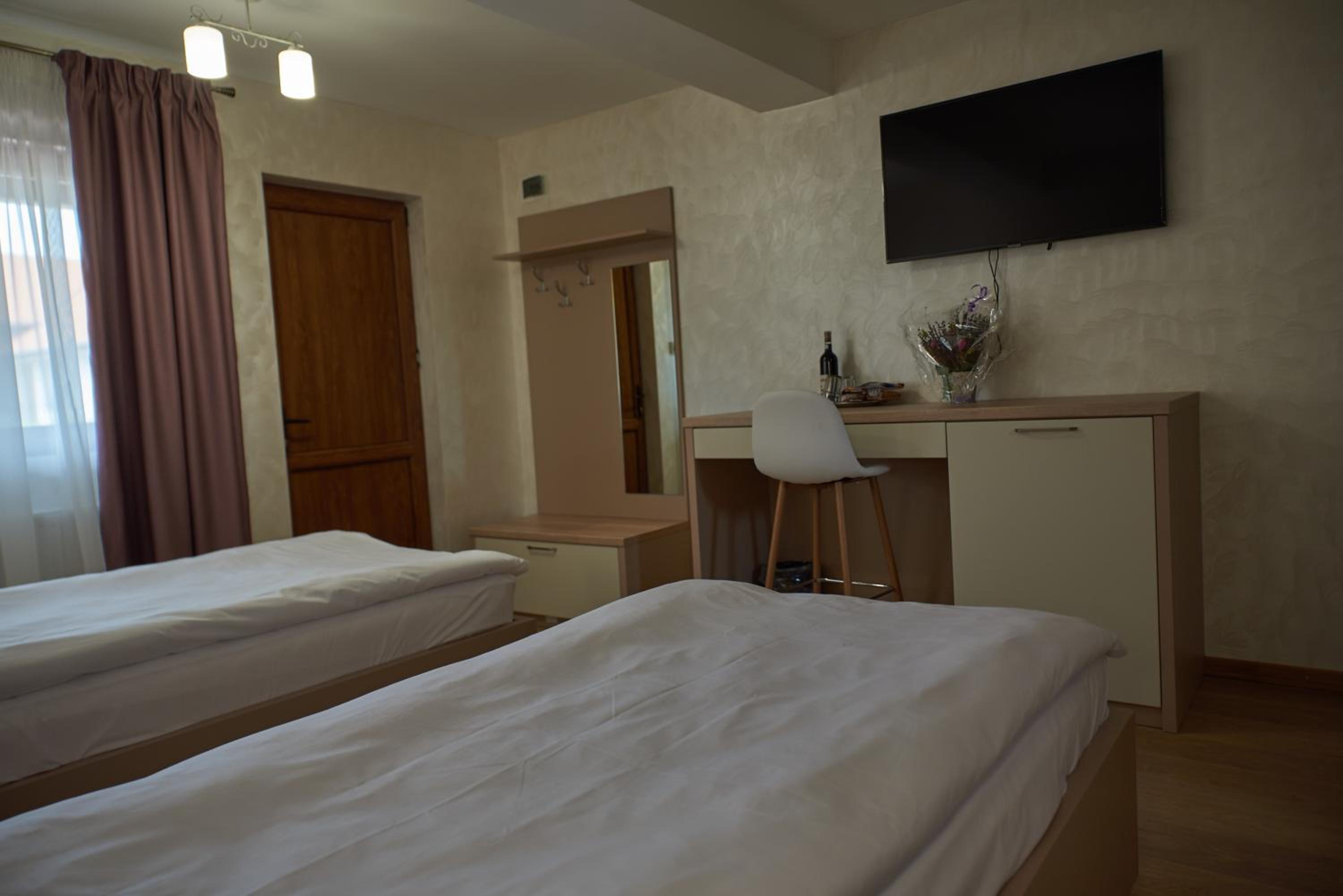 Six-Bedroom House photo 1