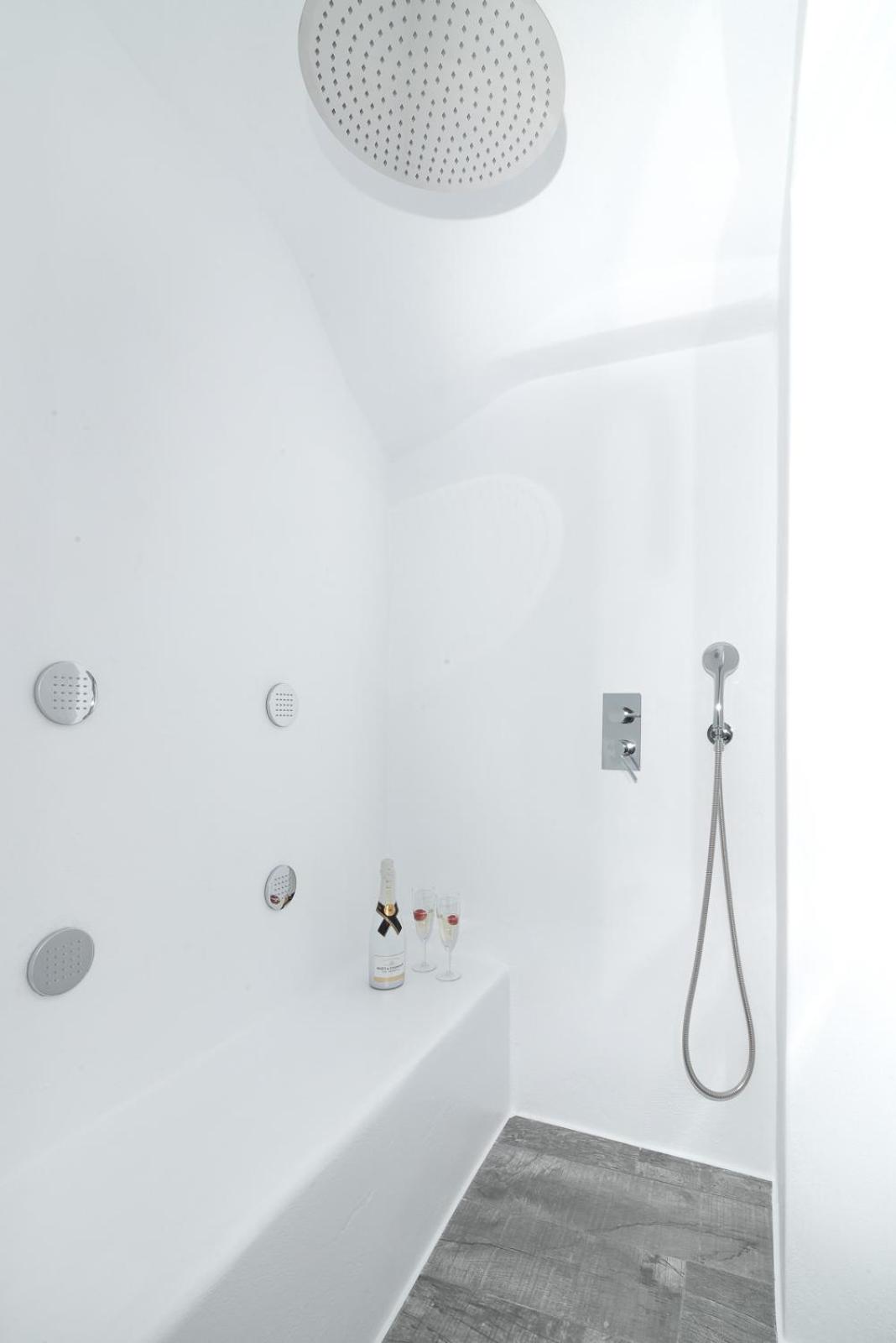 Deluxe King Suite - Photo 36