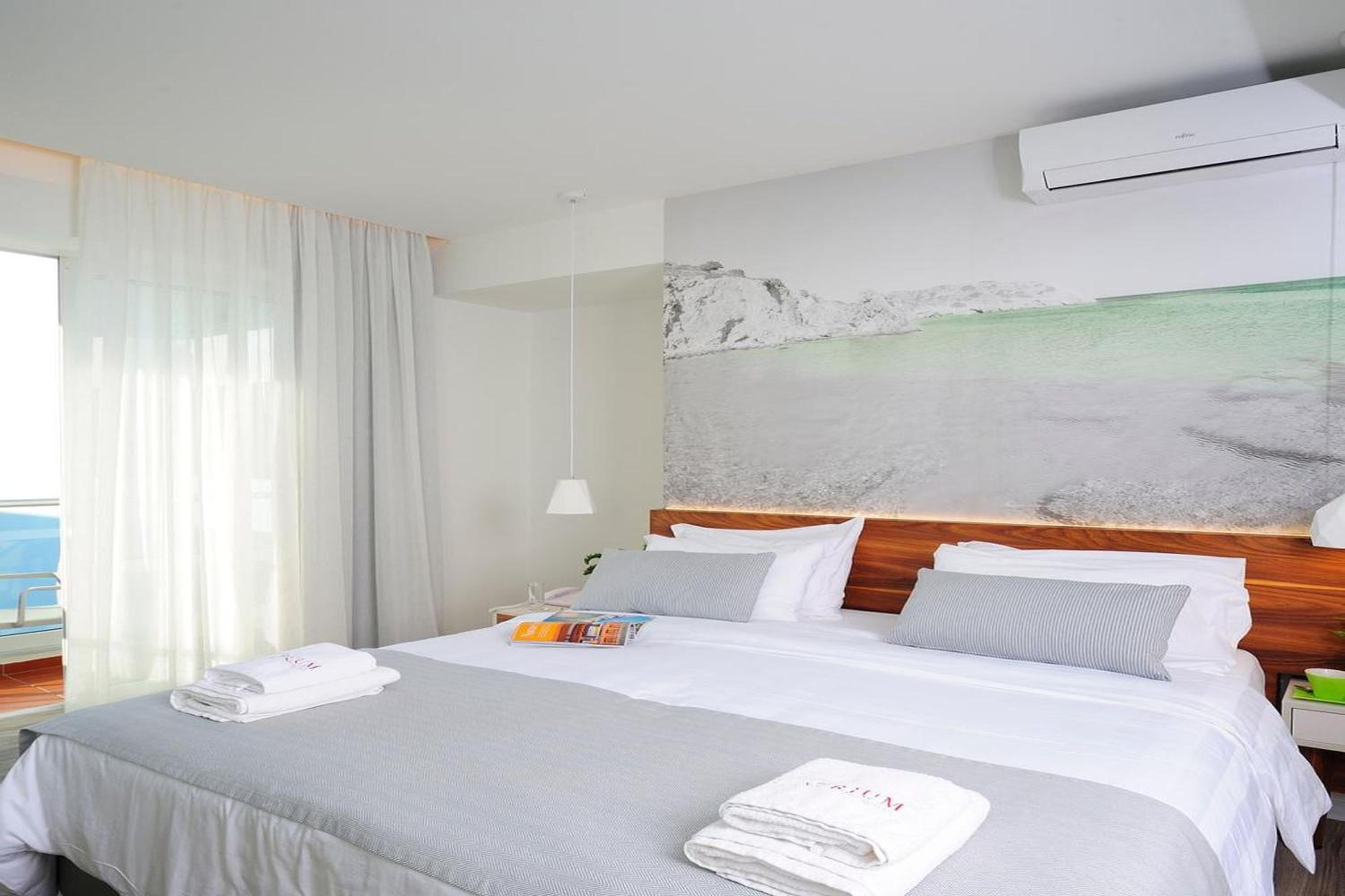 Deluxe Room - Photo 3
