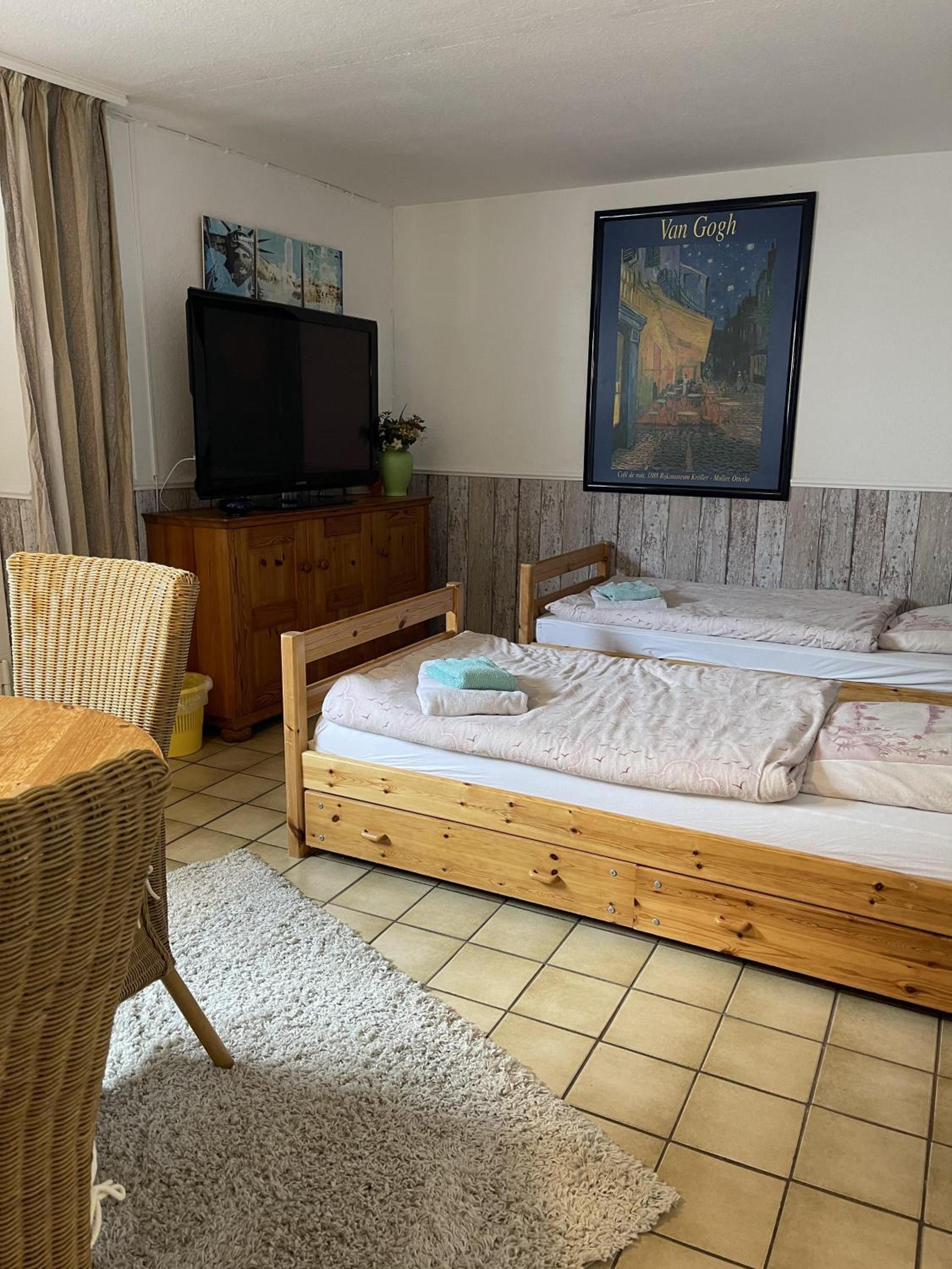 Economy Twin Room - Photo 3