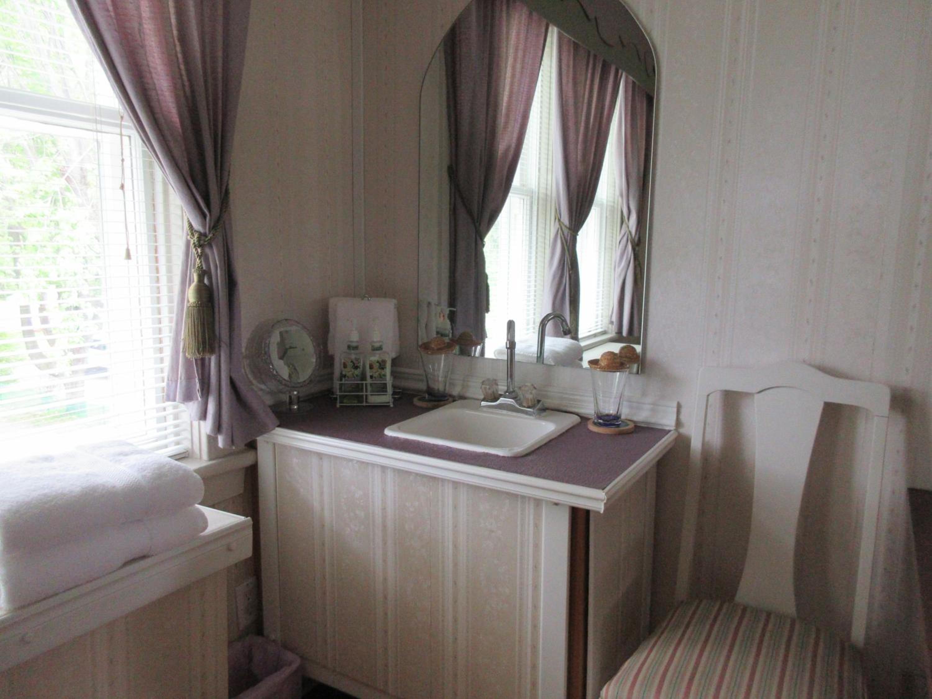 Standard Twin Room with Shared Bathroom photo 2