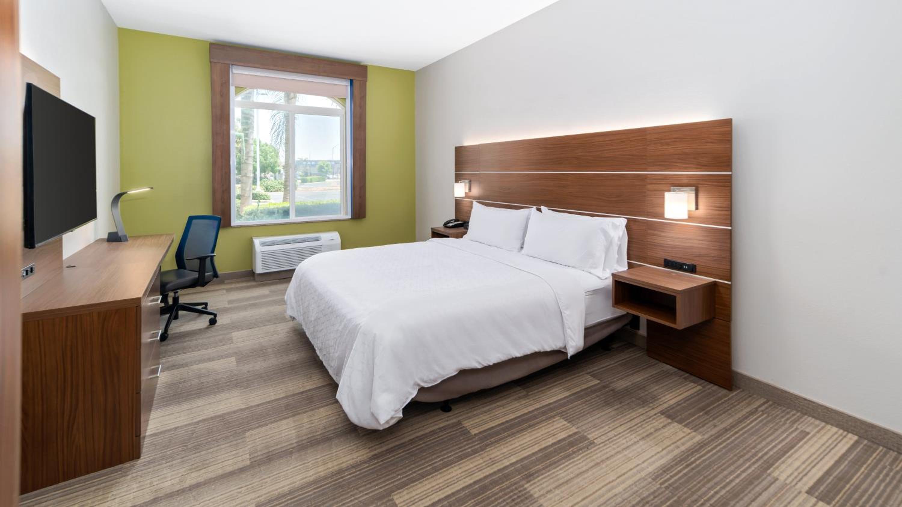 Standard King Room - Accessible photo 1