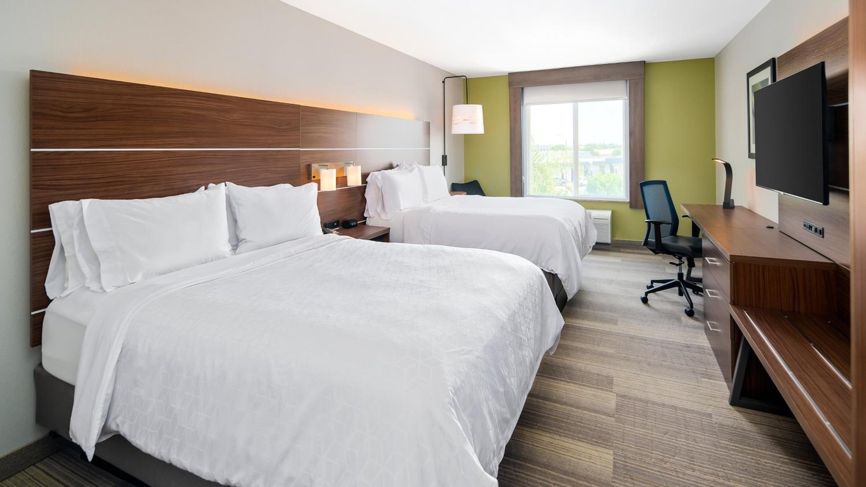Standard Room with Two Queen Beds - Photo 3