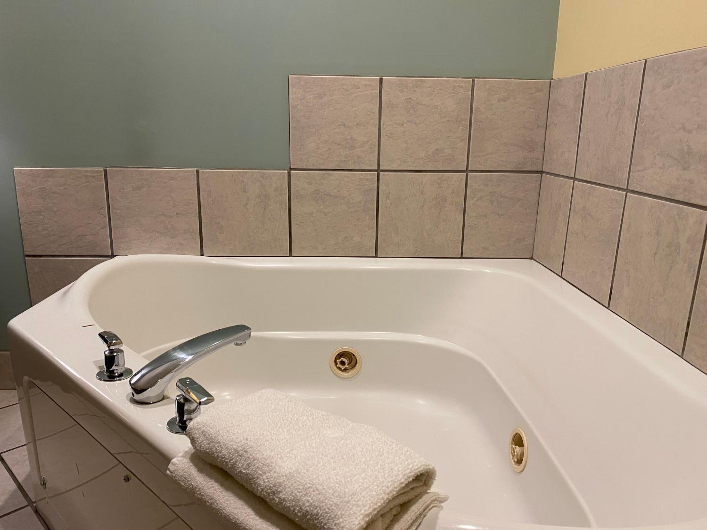 King Room with Jetted Tub Non Smoking - Photo 4