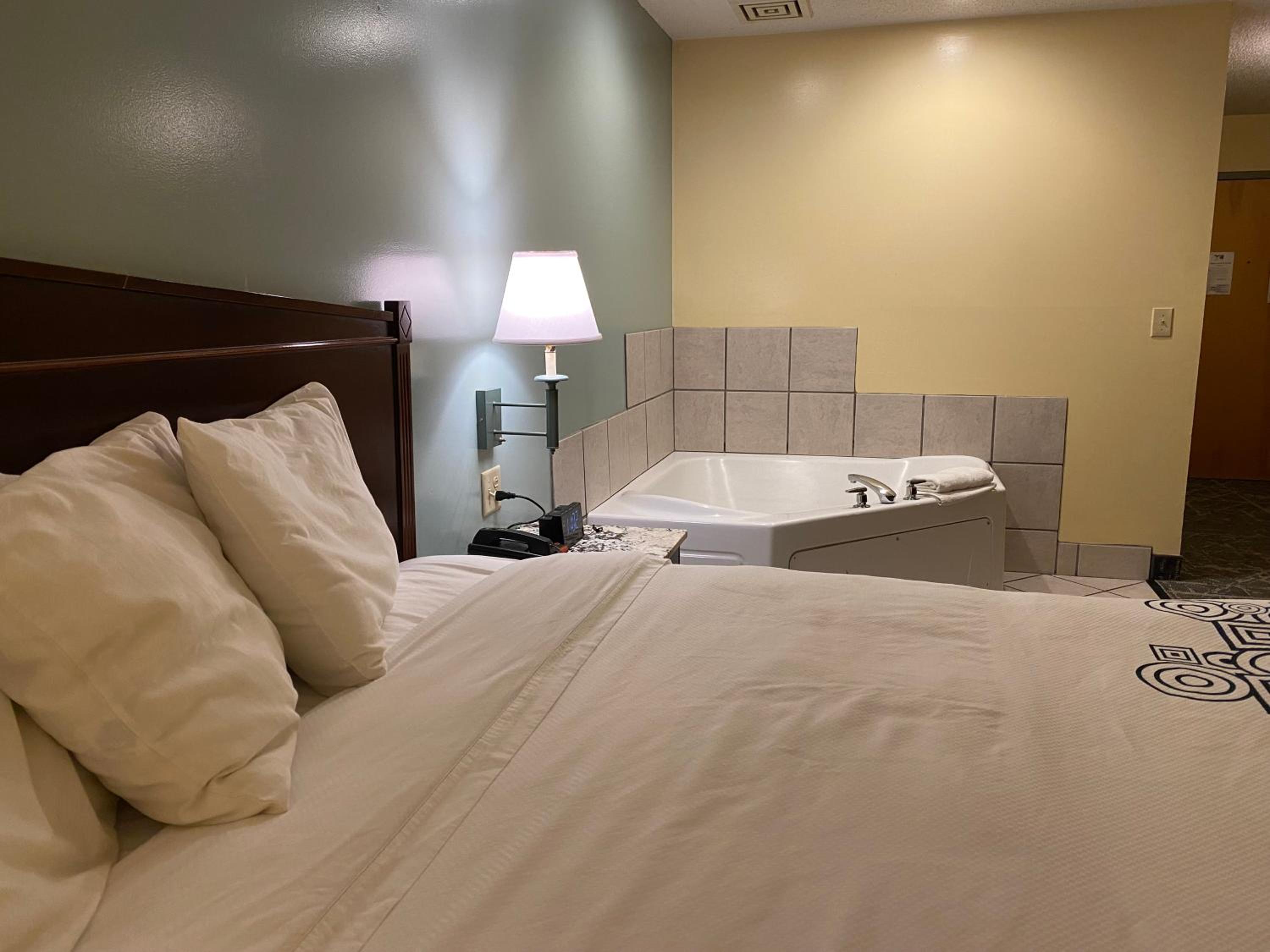 King Room with Jetted Tub Non Smoking - Photo 7