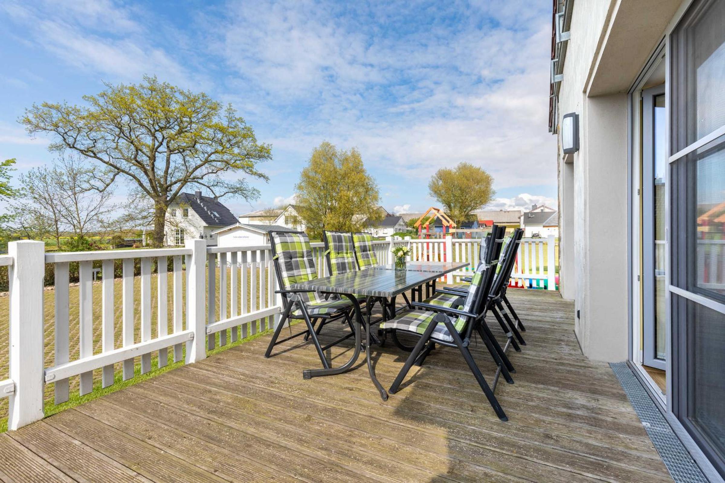Three-Bedroom Apartment with Balcony and Terrace photo 1