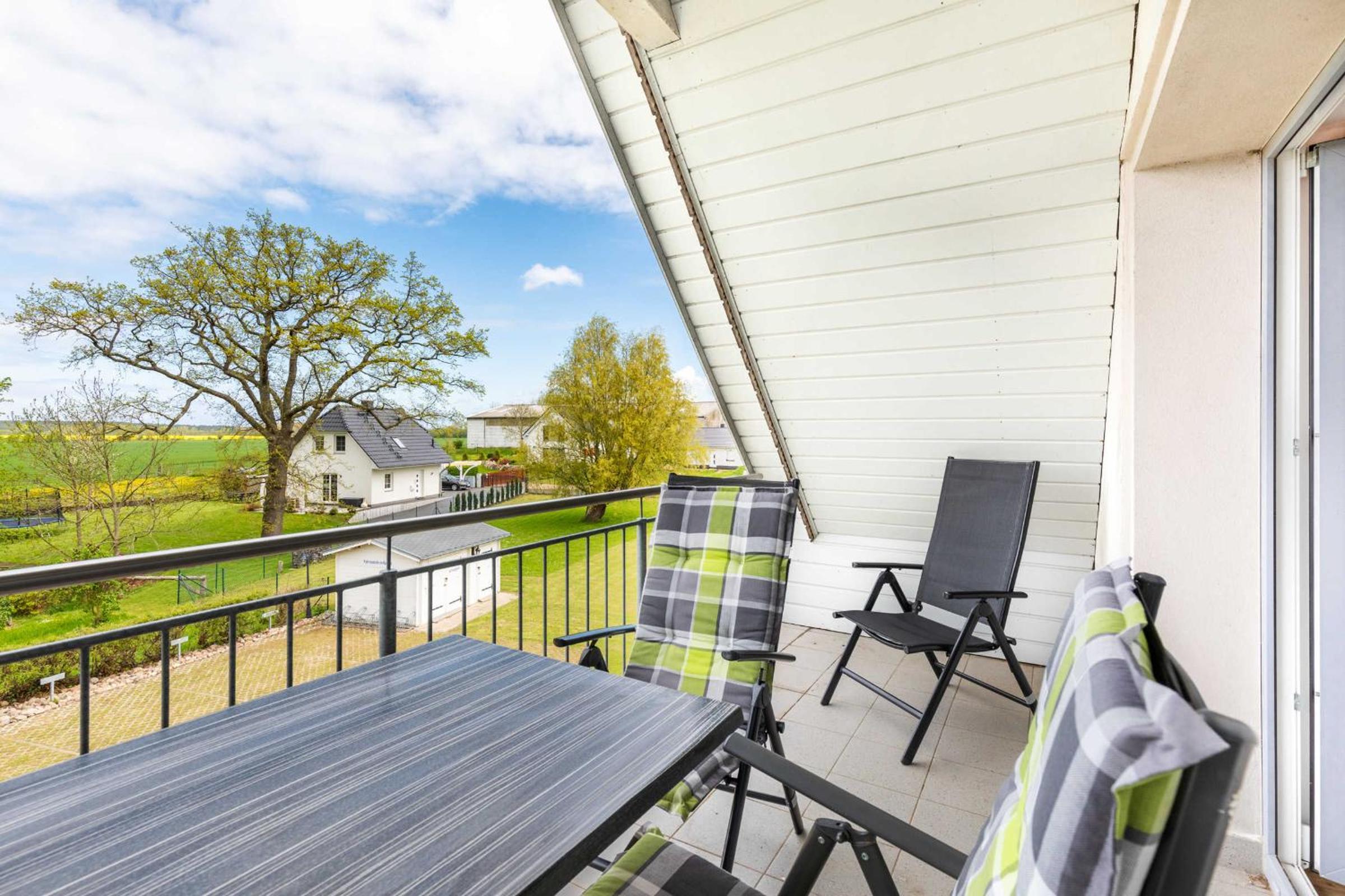 Apartment with Balcony and Terrace photo 2