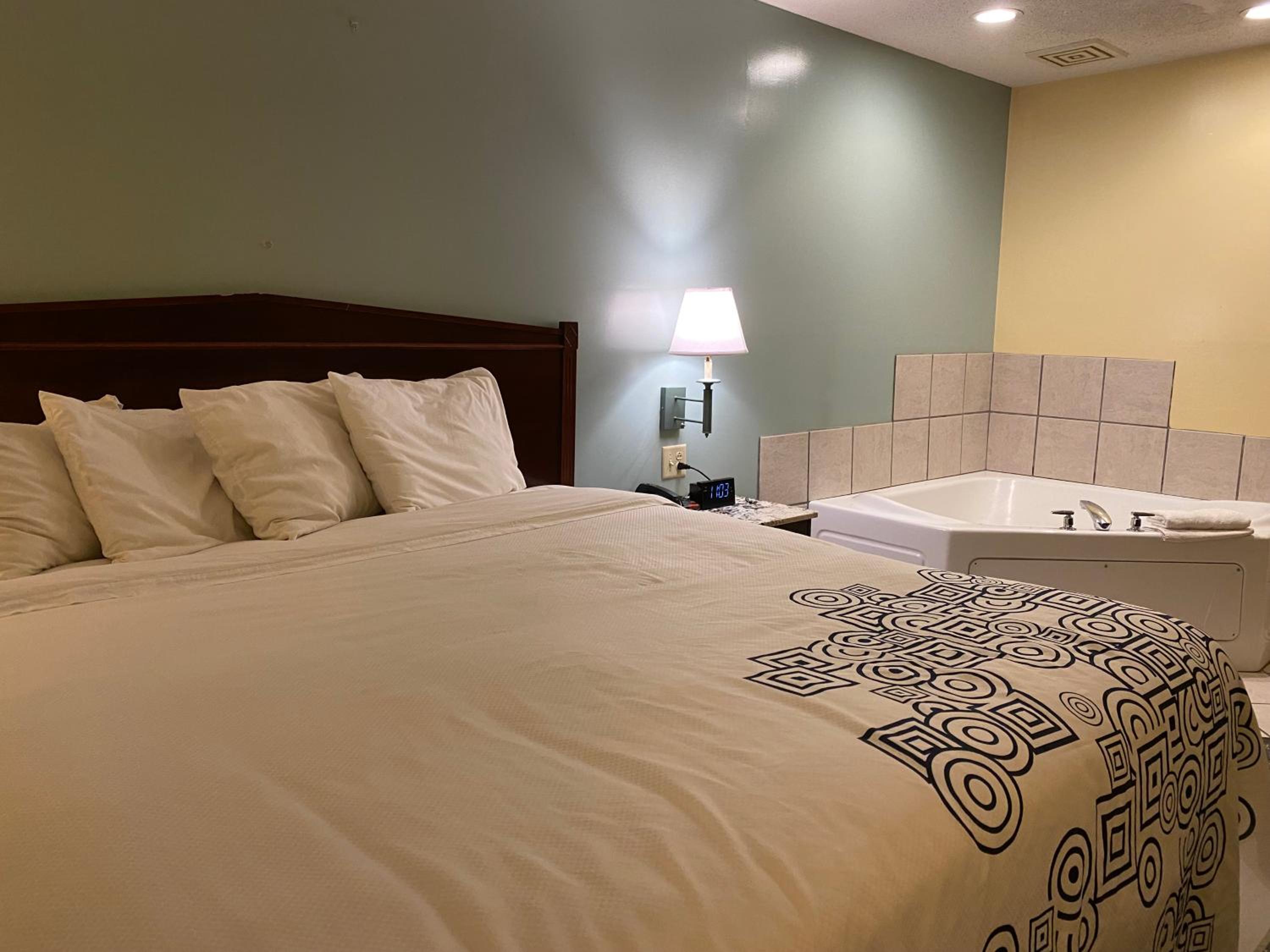 King Room with Jetted Tub Non Smoking - Photo 6