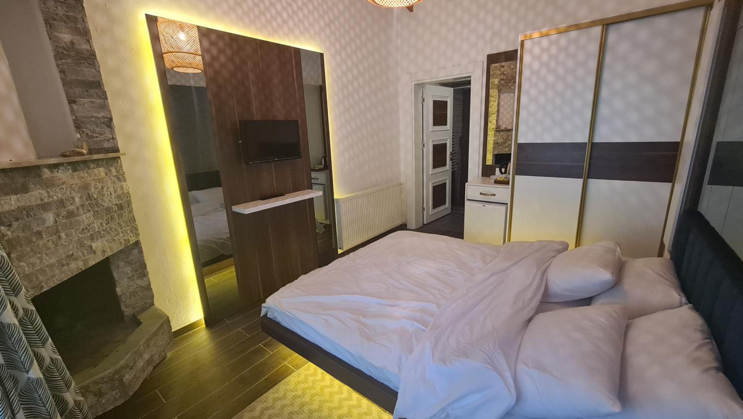 Deluxe Room - Photo 23