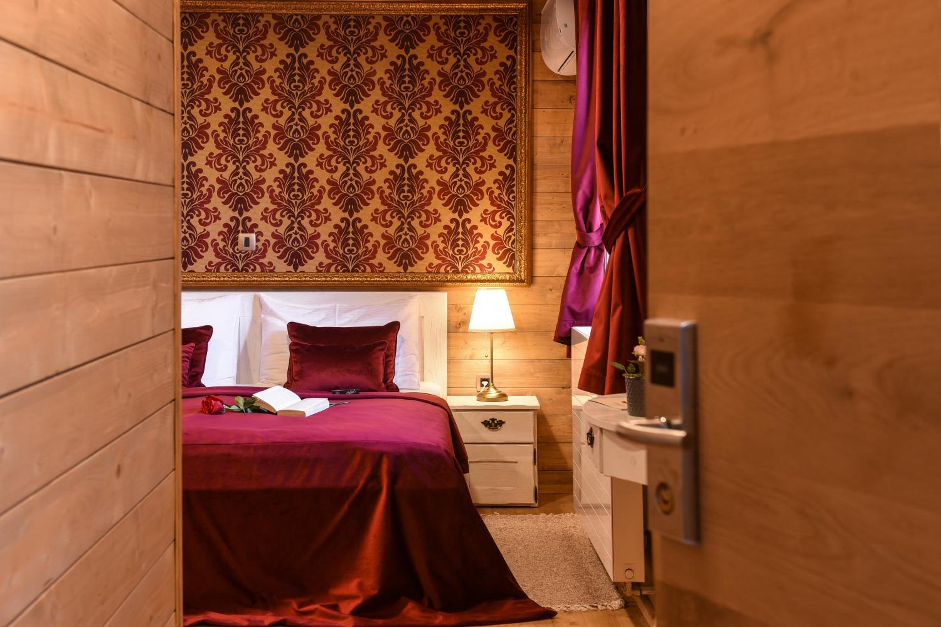 Deluxe Suite with Spa Bath - Photo 12