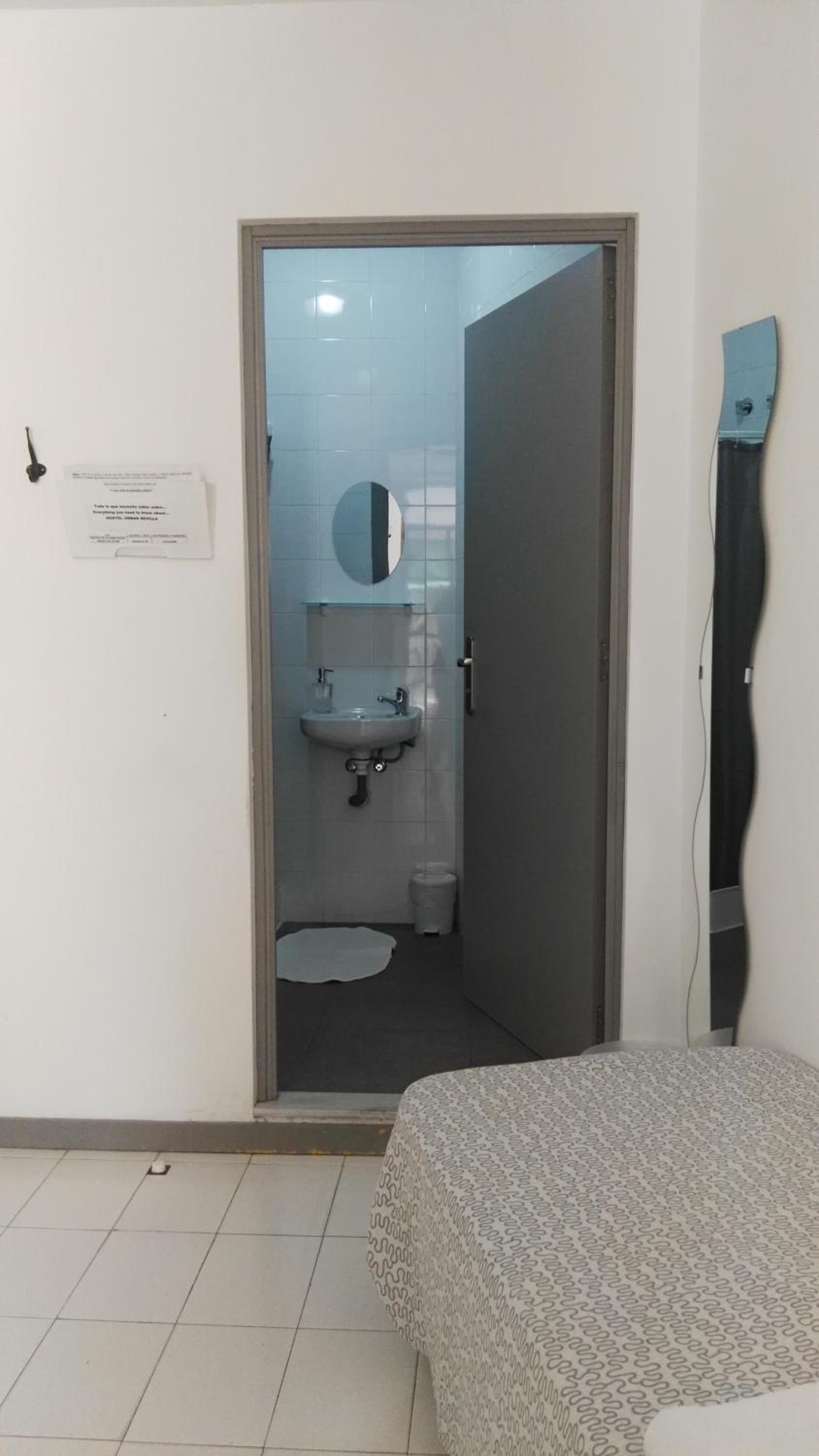 Habitación individual con baño compartido