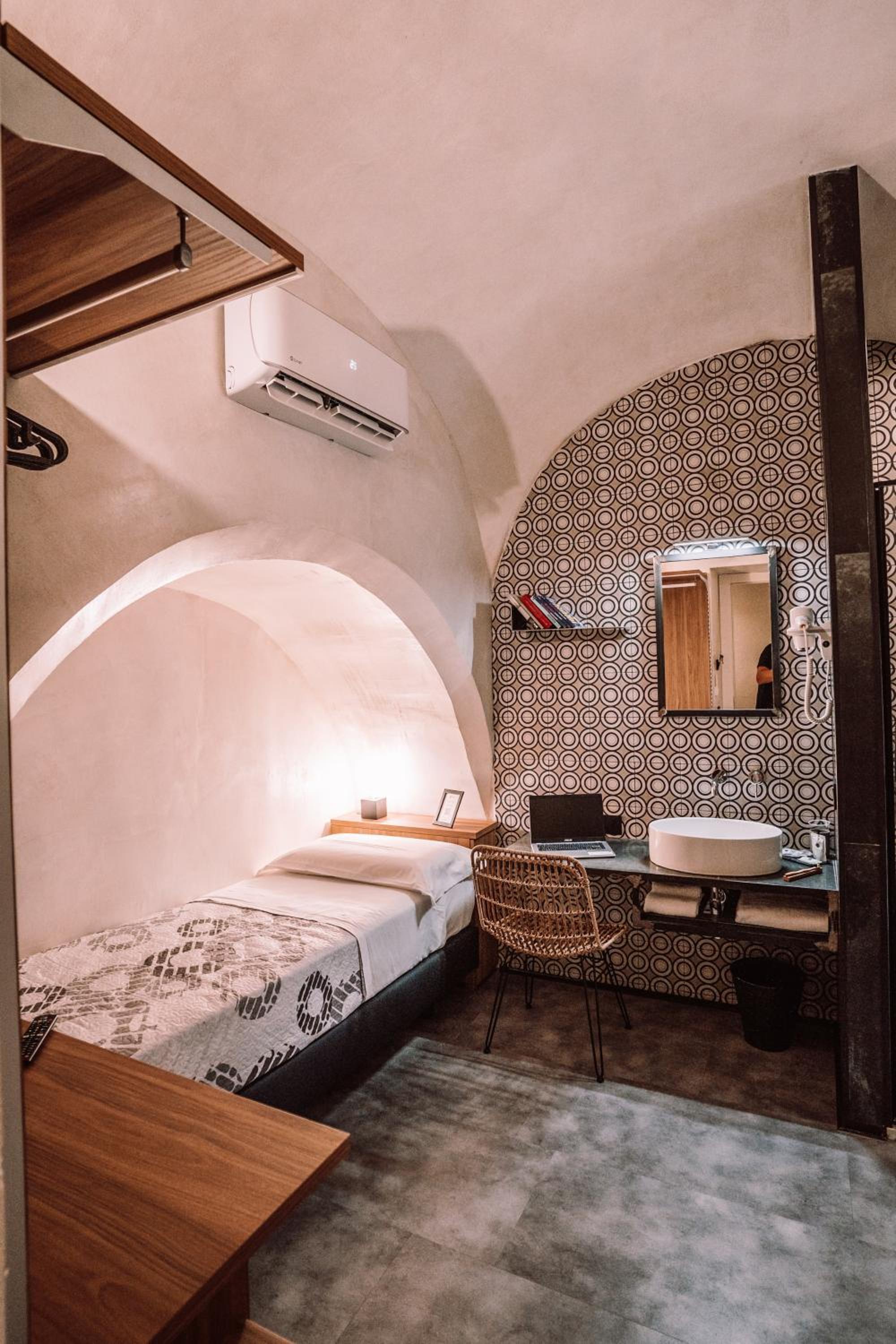 Single Room with Balcony and Private Bathroom