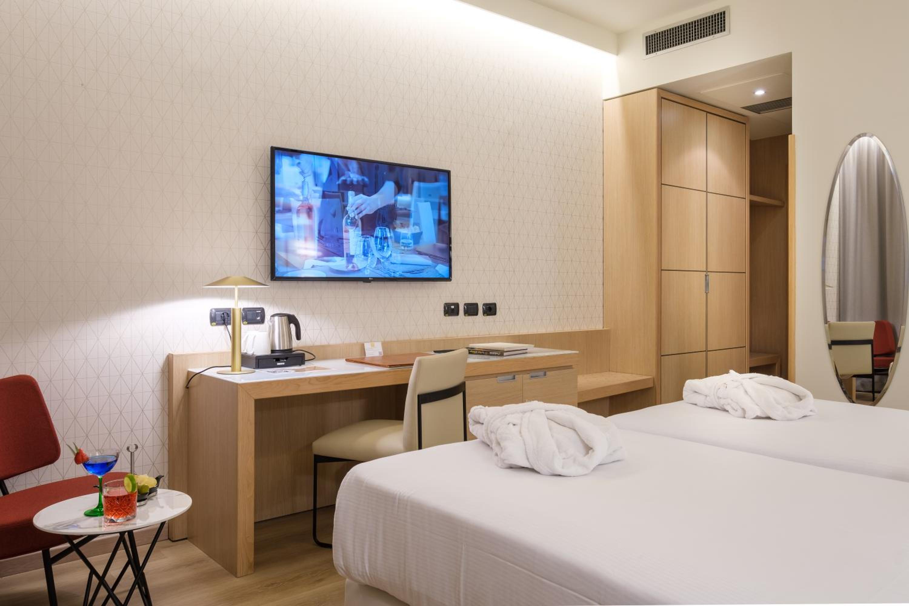 Twin Room - Photo 2
