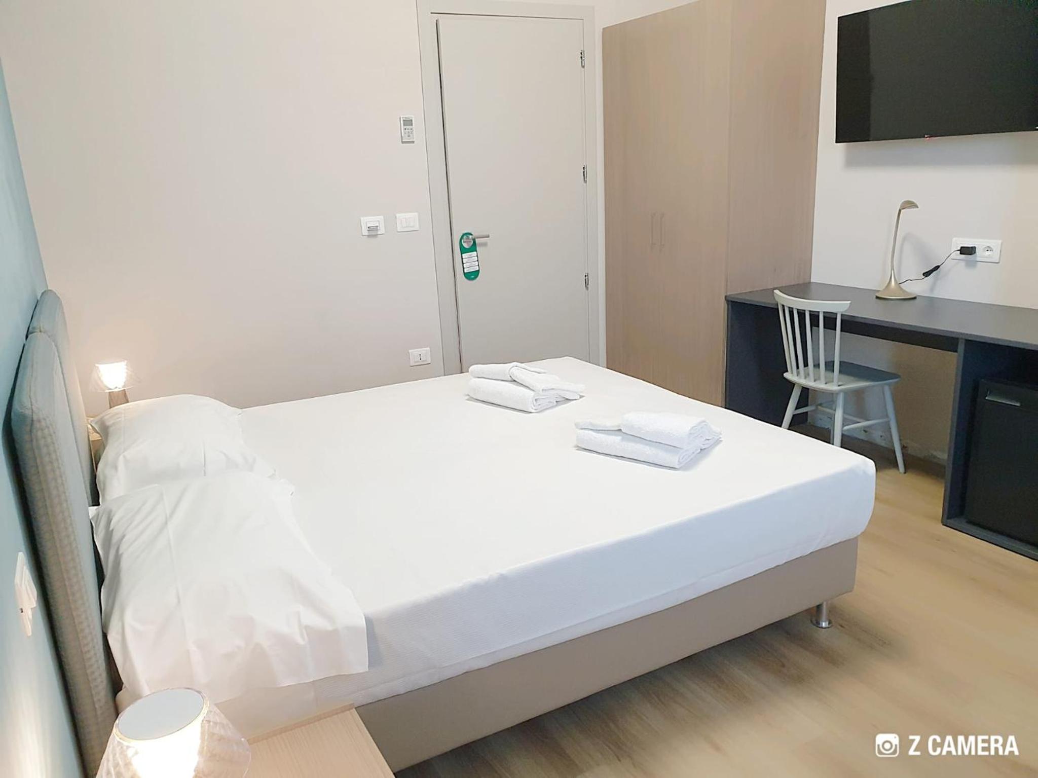 Classic Double or Twin Room - Photo 8