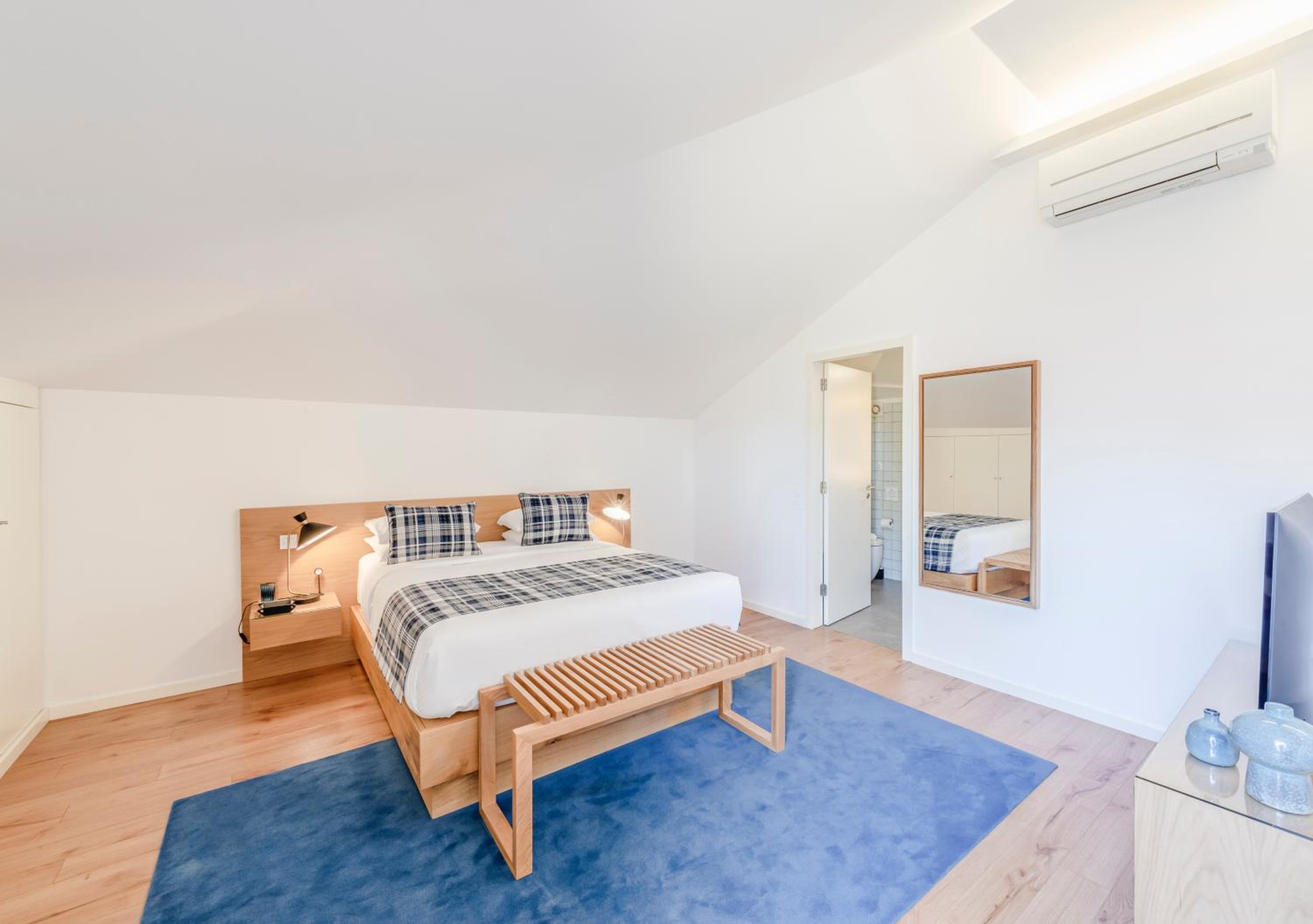 Deluxe One-Bedroom Apartment with City View - Photo 13